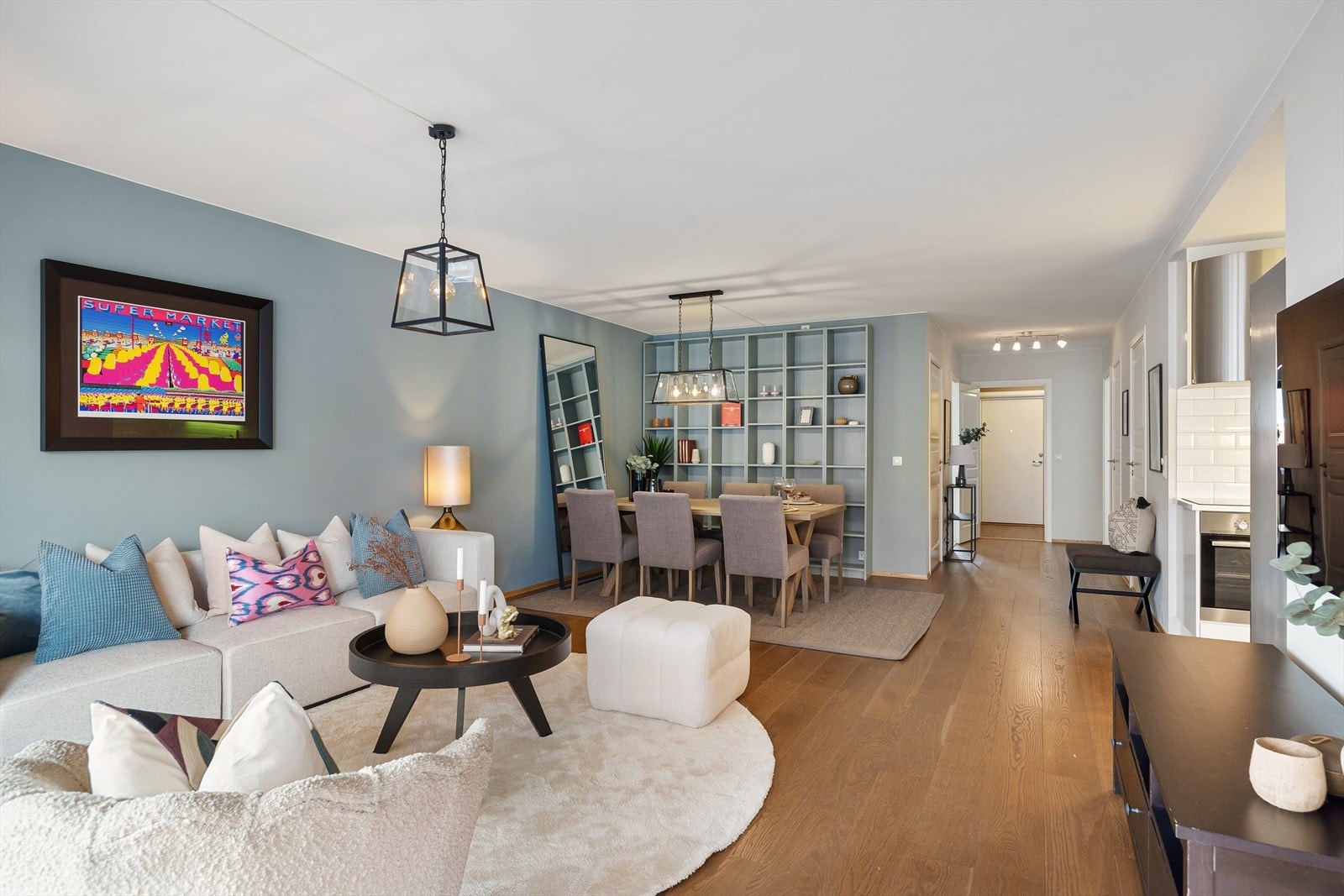 Gulvet er belagt med flott parkett, og overflatene er malt i delikate og moderne fargetoner. Galleribilde