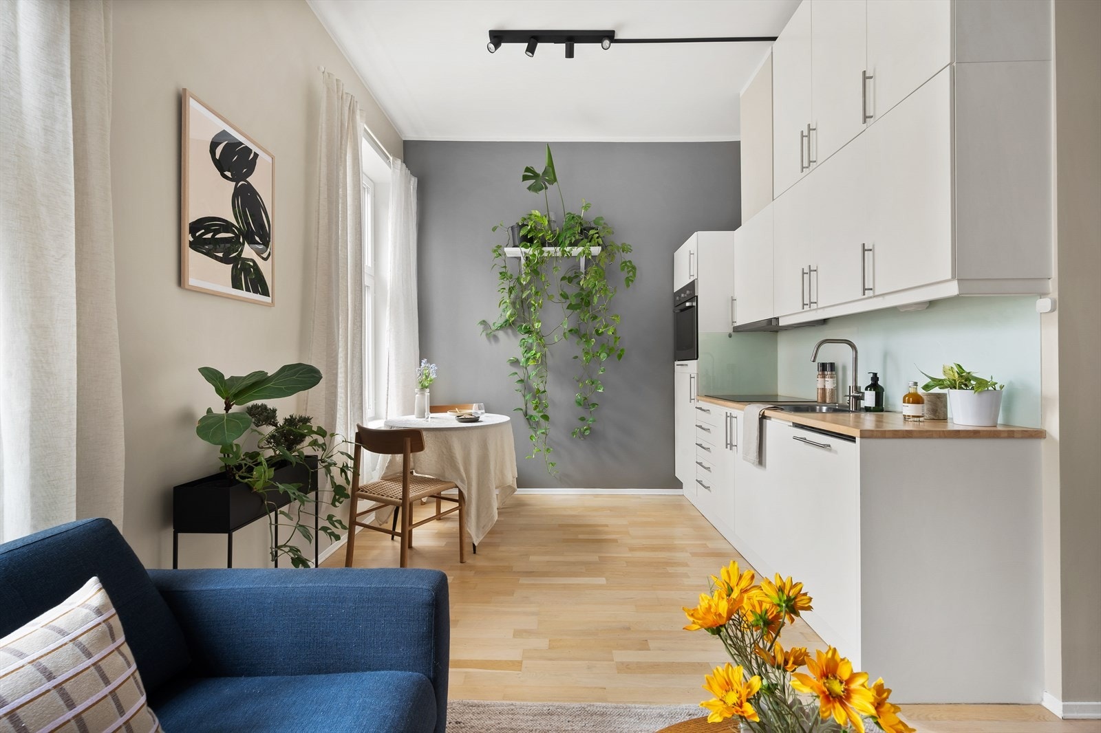 Her har du en godt utnyttet 2-roms med attraktiv beliggenhet mot rolig, enveiskjørt gate. Galleribilde