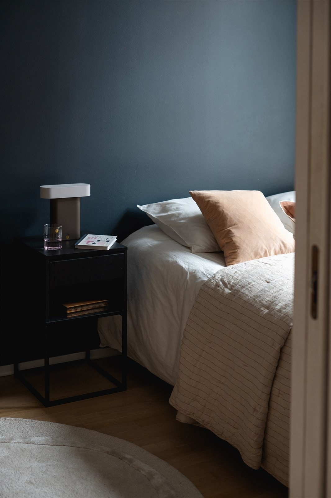 Rommet er malt i lune og behagelige fargetoner. Galleribilde