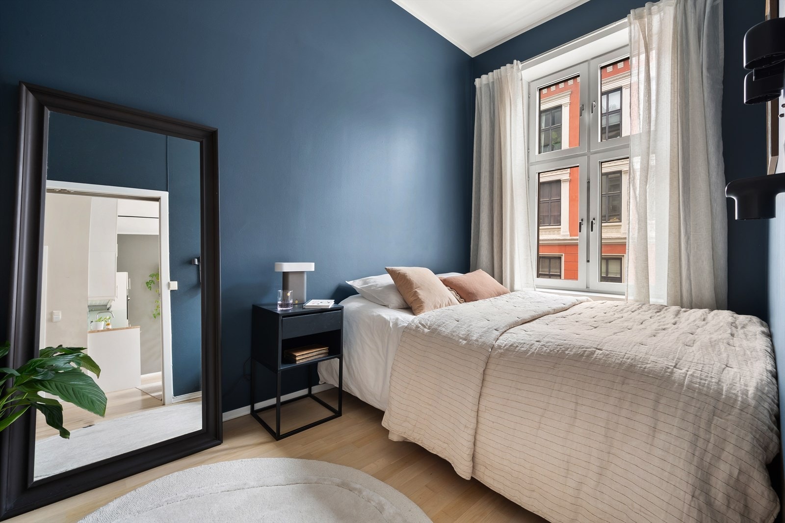 Romslig soverom med plass til dobbeltseng, nattbord og kommode. Galleribilde