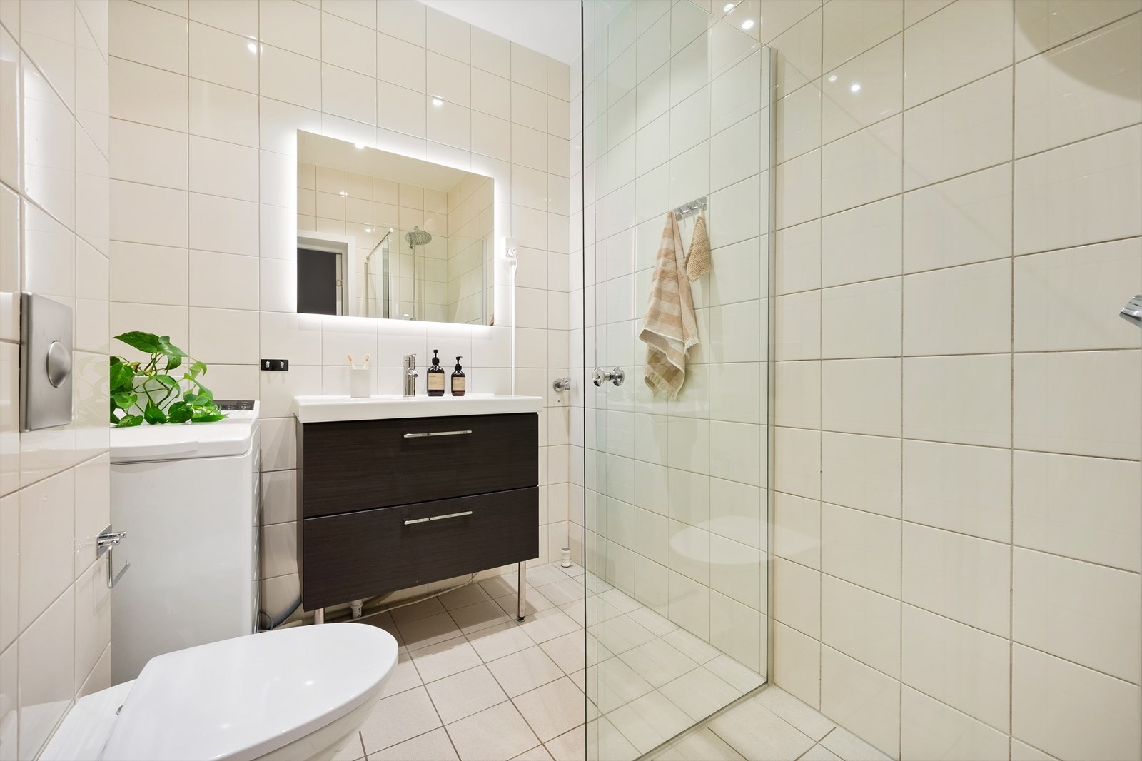 Bad fra 2006 med tidløse farge- og materialvalg. Galleribilde