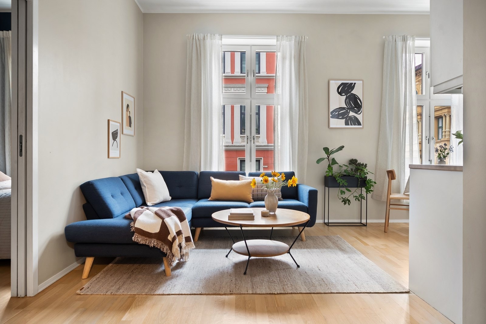 I stuen er det god plass til sofagruppe med tilhørende sofabord og tv-møblement. Galleribilde