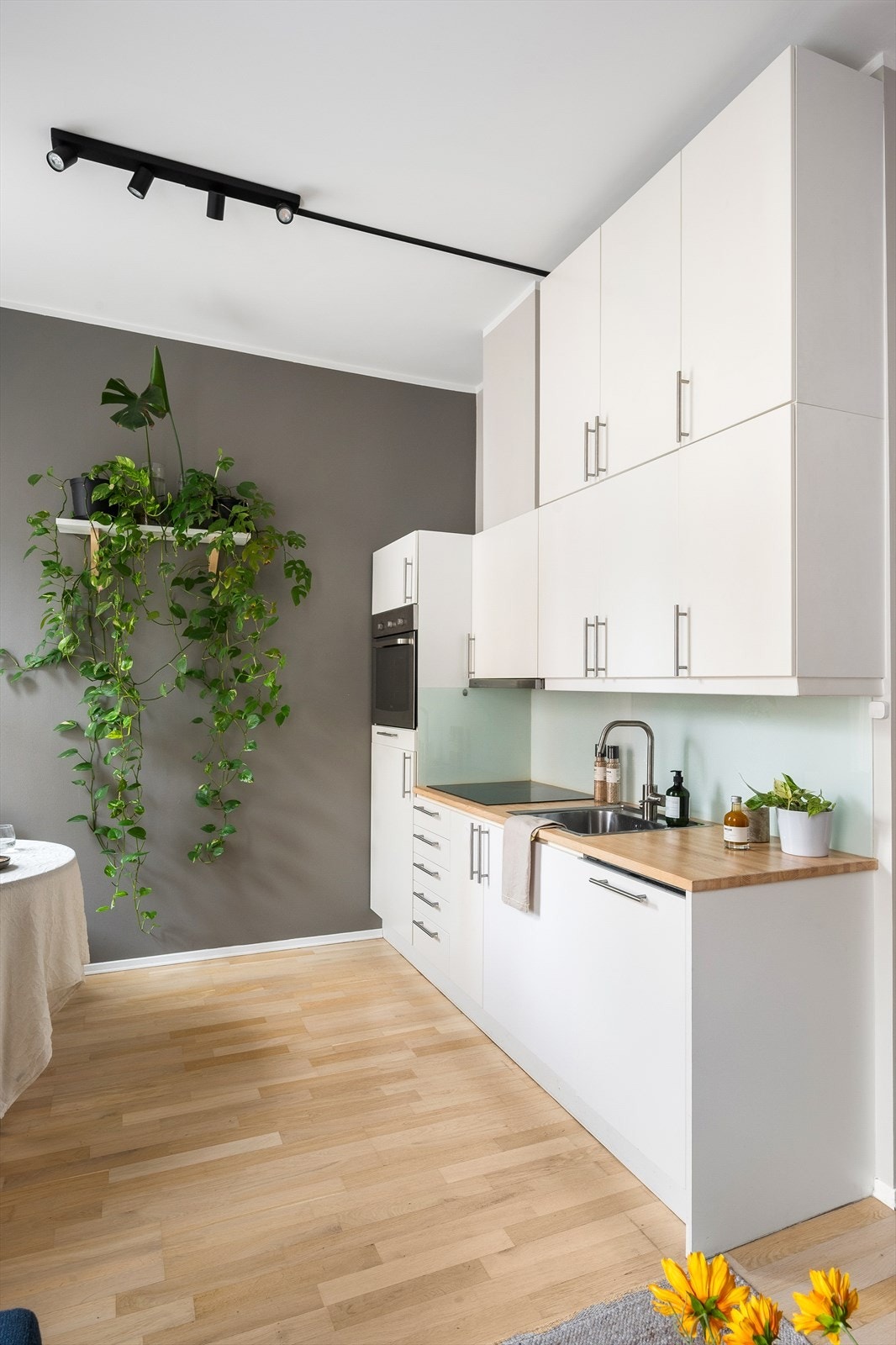 På kjøkkenet er det fint med lagringsplass i både skap og skuffer. Galleribilde