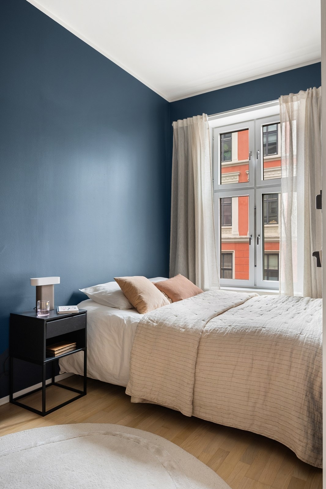 Soverommet vender ut mot rolig gate. Sov godt! Galleribilde