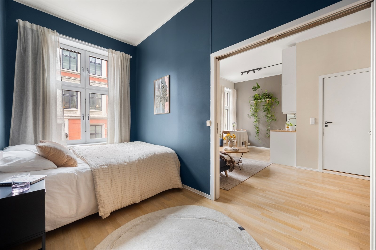 Flott med naturlig lysinnslipp fra stor vindusflate. Galleribilde