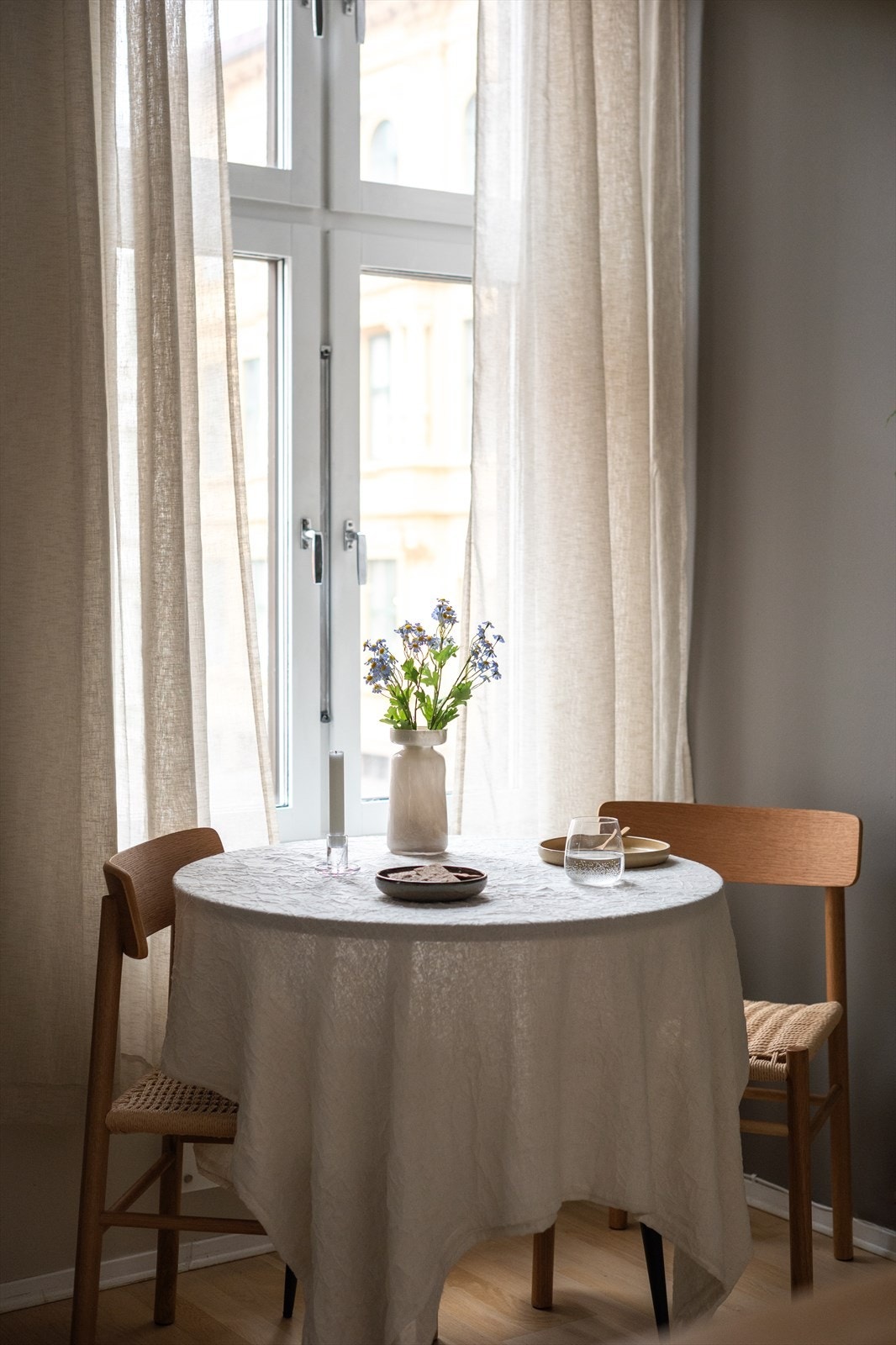 Videre er det plass til et hyggelig spisebord. Galleribilde