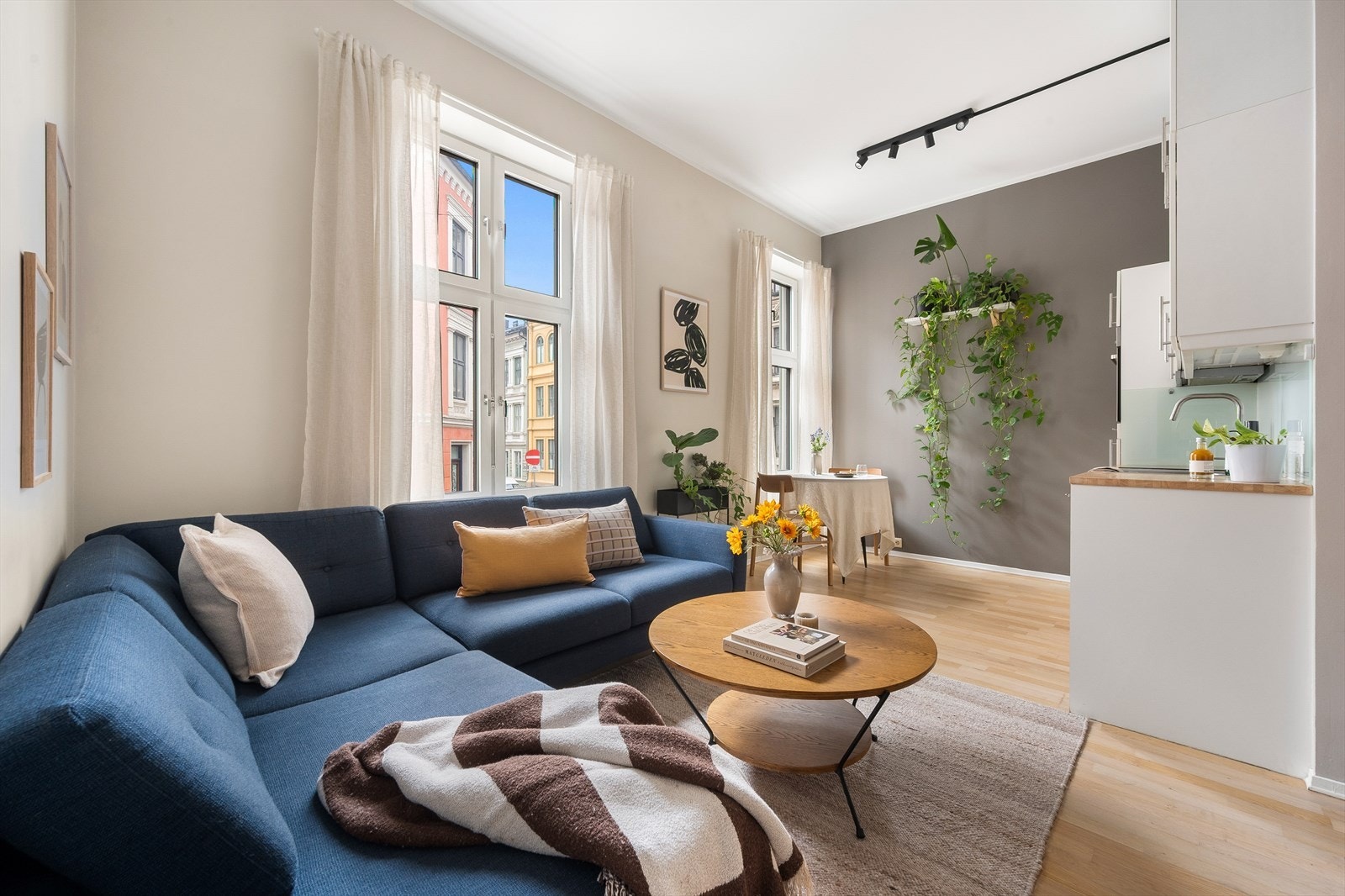 Boligen ligger i en meget høy 1. etasje og byr på inngangsparti, åpen kjøkken- og stueløsning, et romslig soverom og flislagt bad. Galleribilde