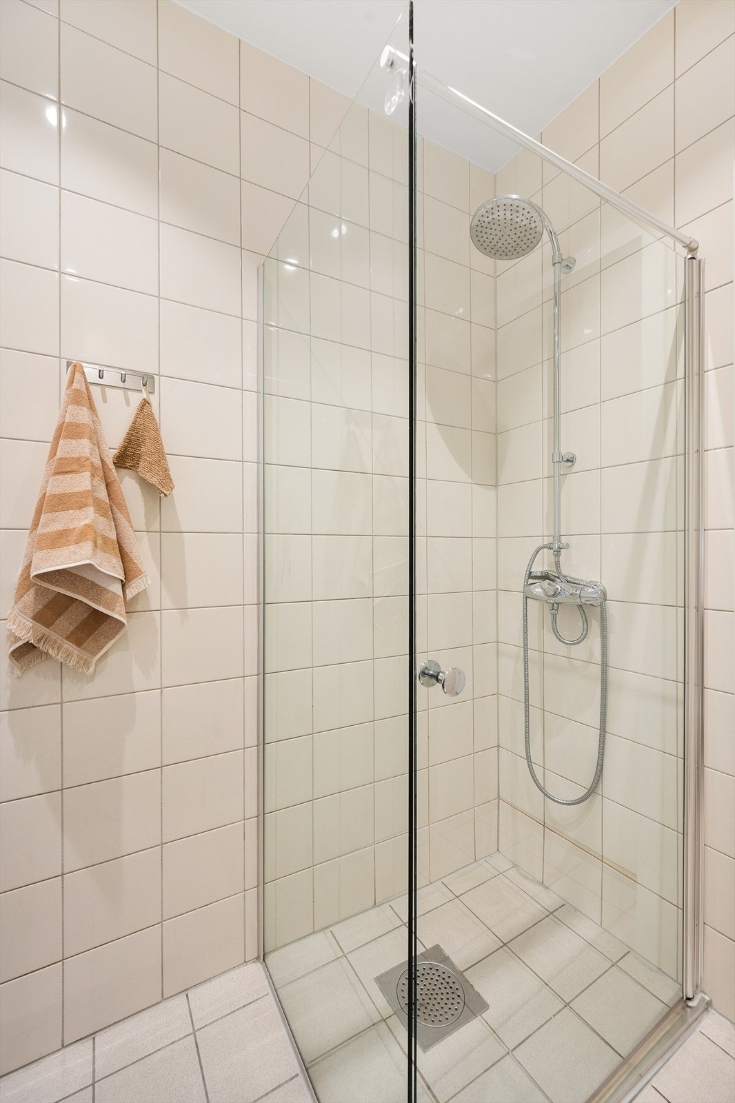 Rommet er utstyrt med mekanisk avtrekk og opplegg for vaskemaskin. Galleribilde