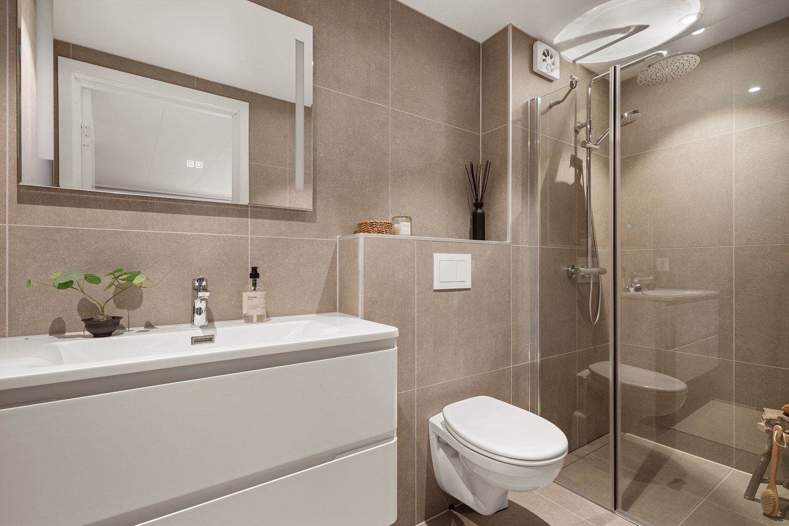 Nytt flislagt bad i 2 etasje i 2023 med dusjhjørne, veggfestet wc og vask med skuffer Galleribilde