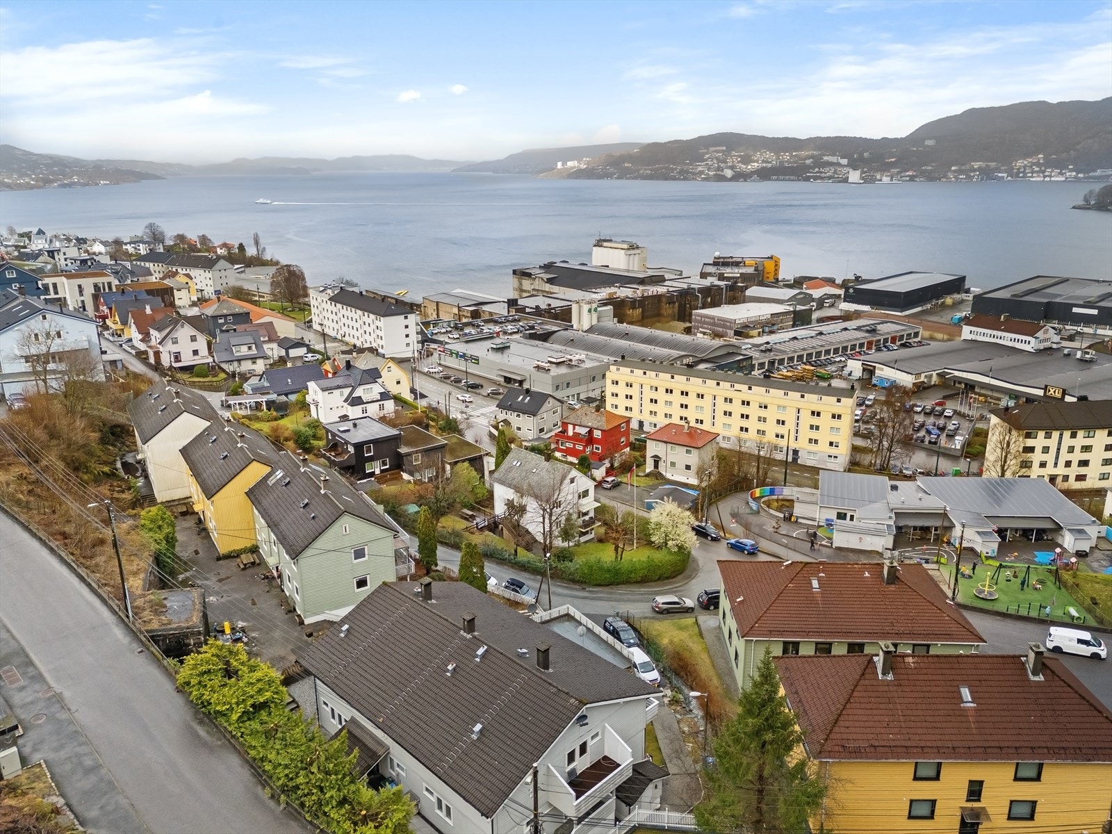 Gangavstand til buss, Laksevåg senter, barnehage, skoler og flotte turområder. Galleribilde