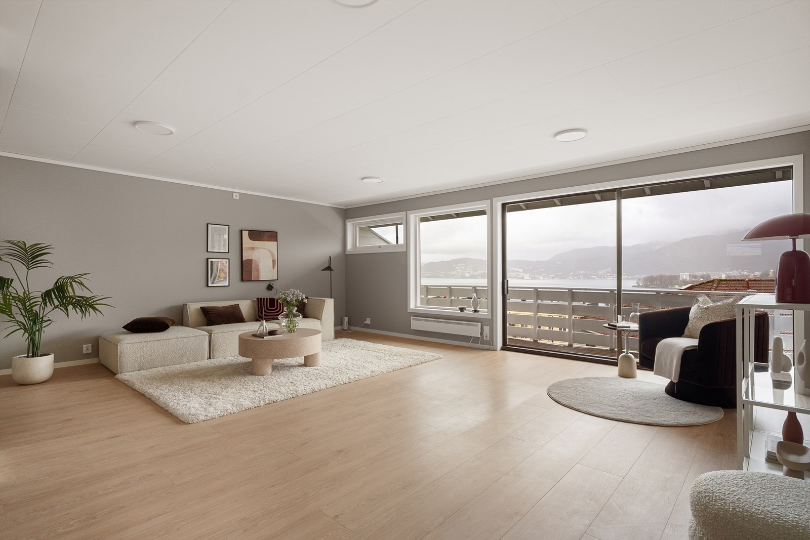 Boligen er betydelig påkostet de siste 2 årene med bla. 2 flotte flislagte bad, pent kjøkken med glatte fronter og integrerte hvitevarer, 10 vinduer, gulver, overflater, m.m. Galleribilde