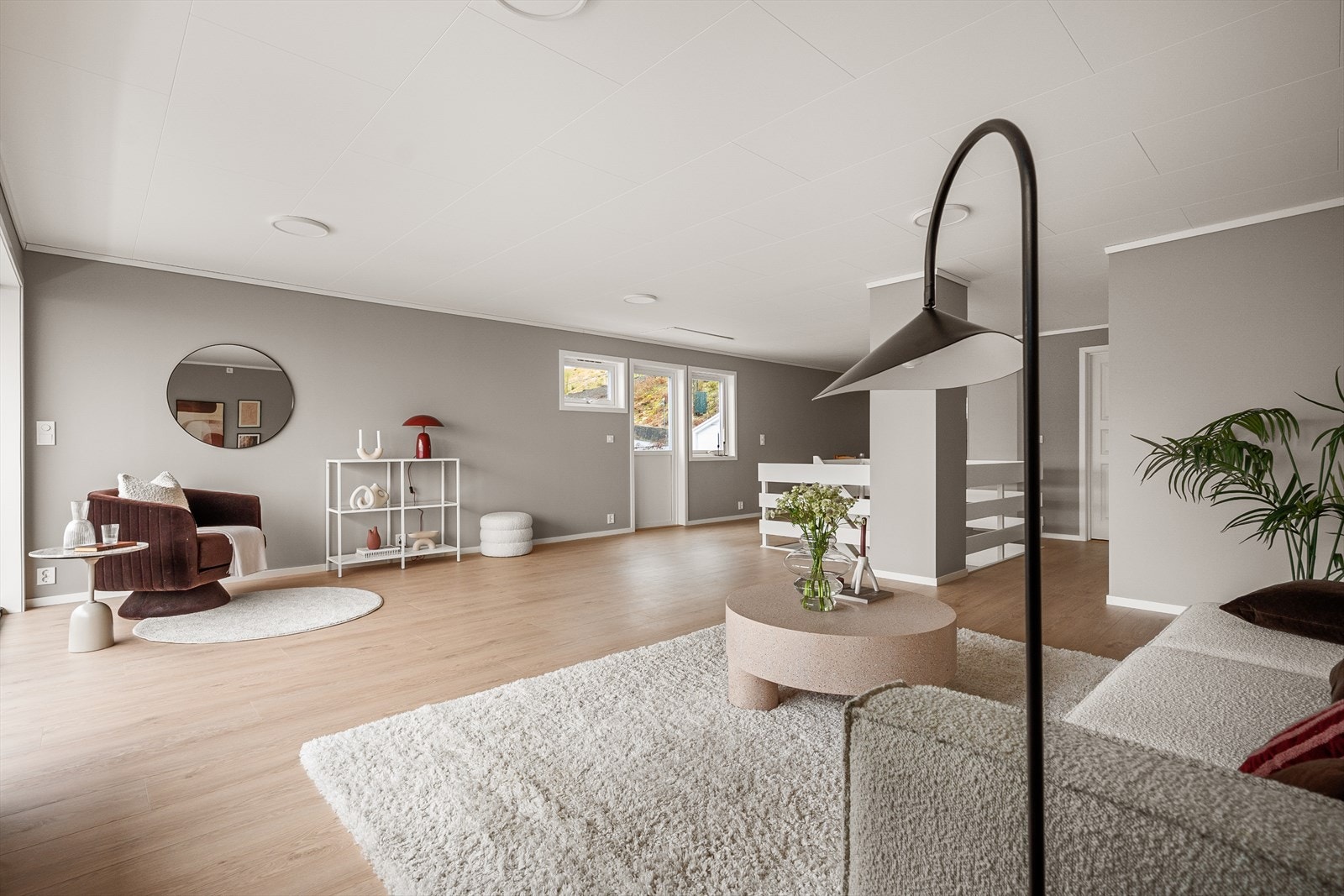 Stor selveiende bolig med 2 altaner, utleiedel, garasje og nydelig utsikt mot Byfjorden Galleribilde