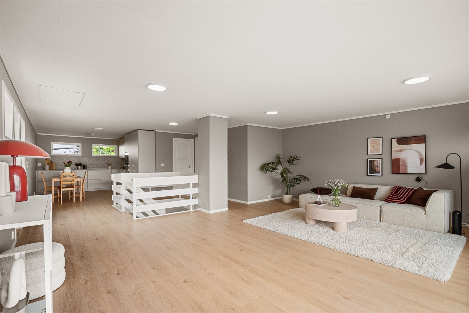 61 kvm. stue med åpen kjøkkenløsning og utgang til 2 altaner på hhv. 8 og 10 kvm. Galleribilde