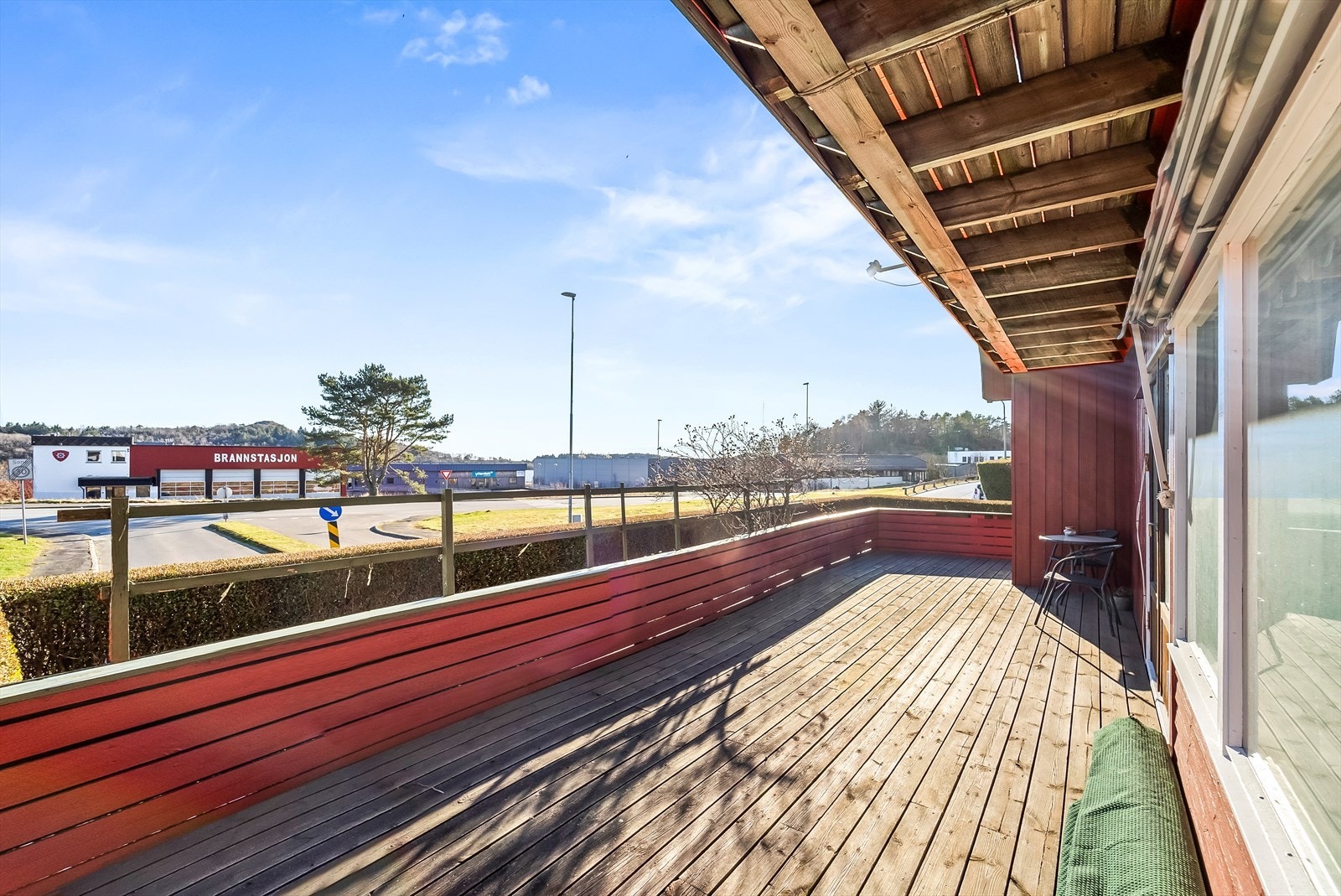 Stor solrik terrasse med utgang fra stue og adkomst fra hagen. Galleribilde