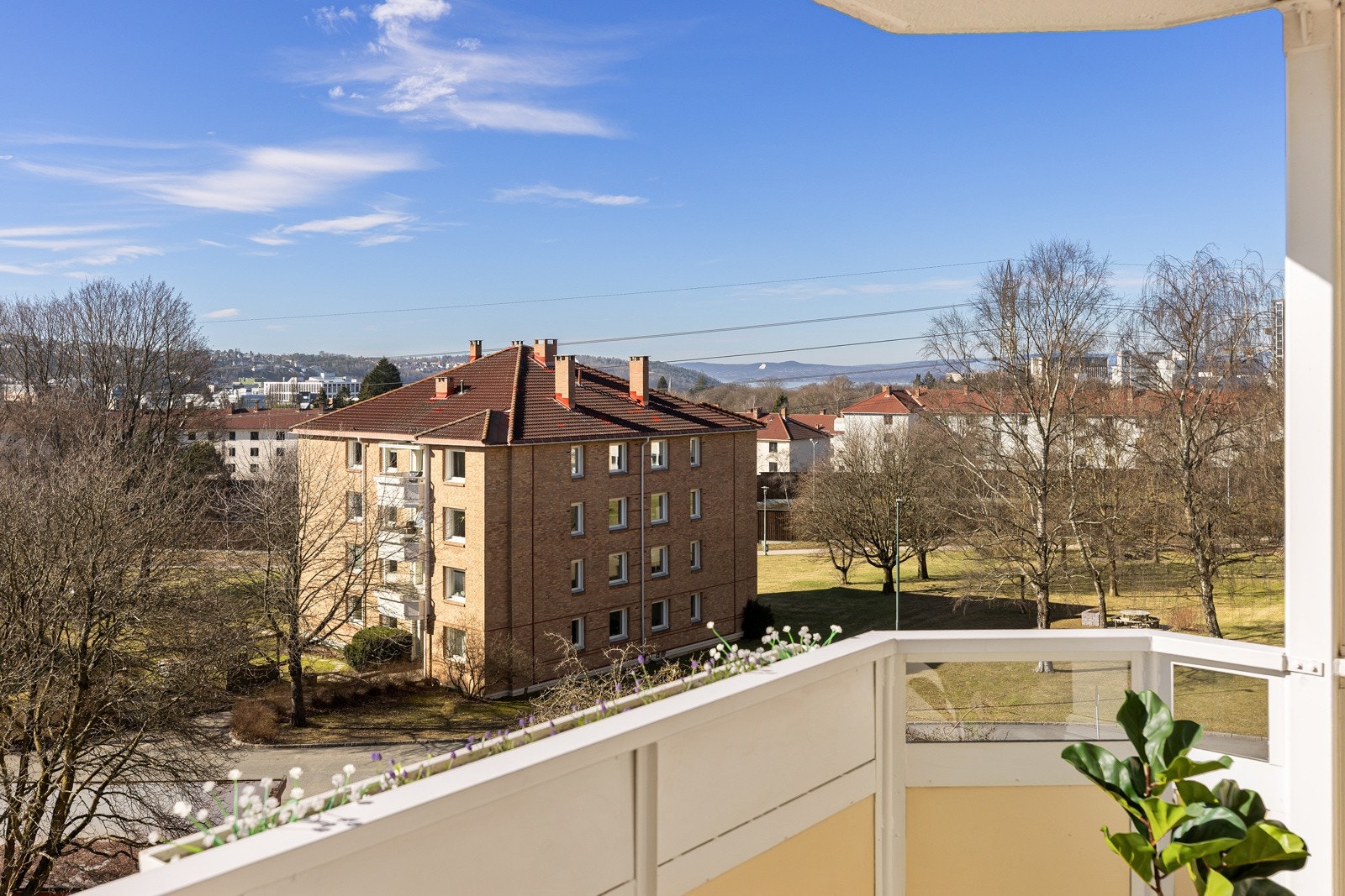 Upåklagelig utsikt fra balkongen over frodige fellesareal. Galleribilde