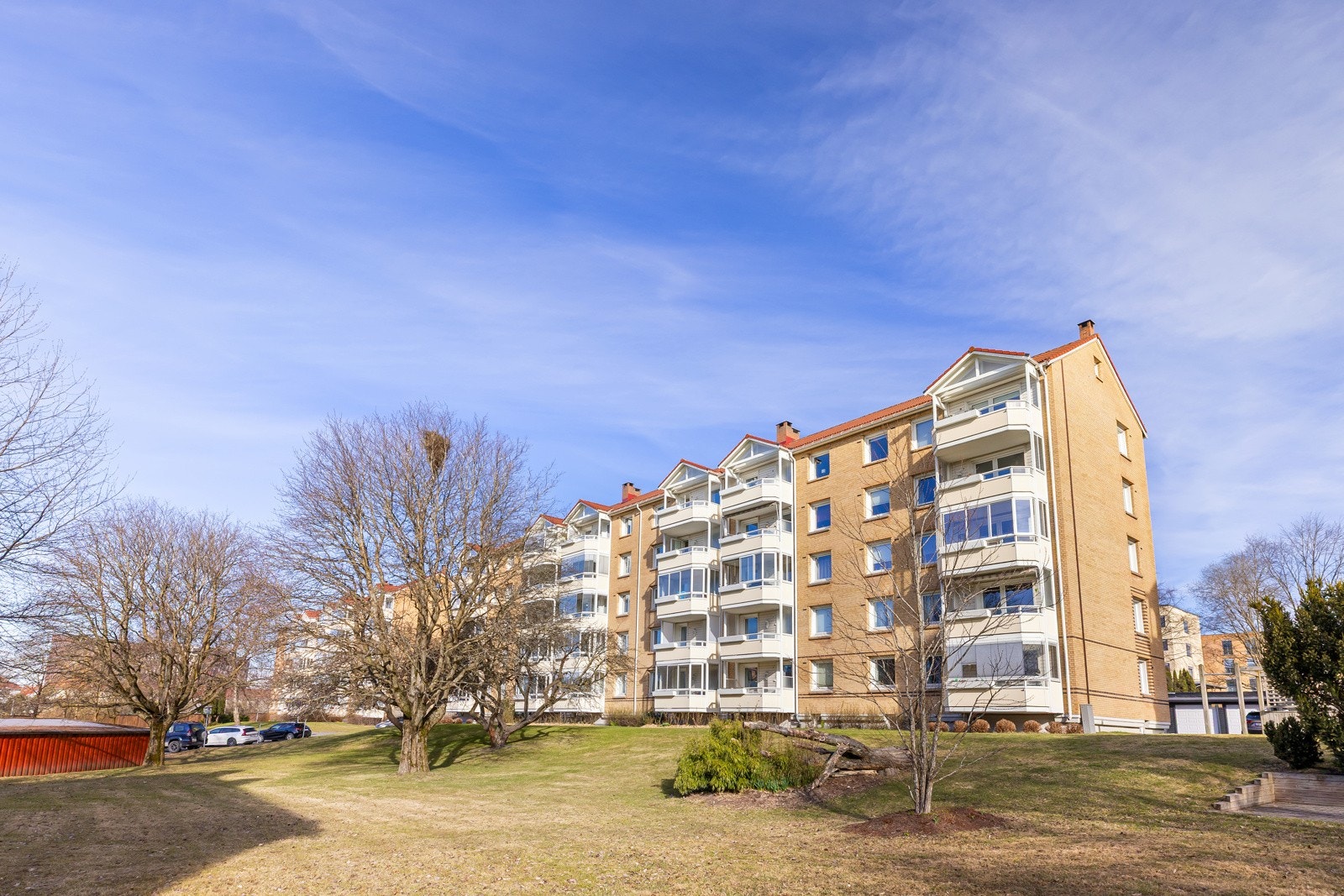 Fasade med frodige fellesareal Galleribilde