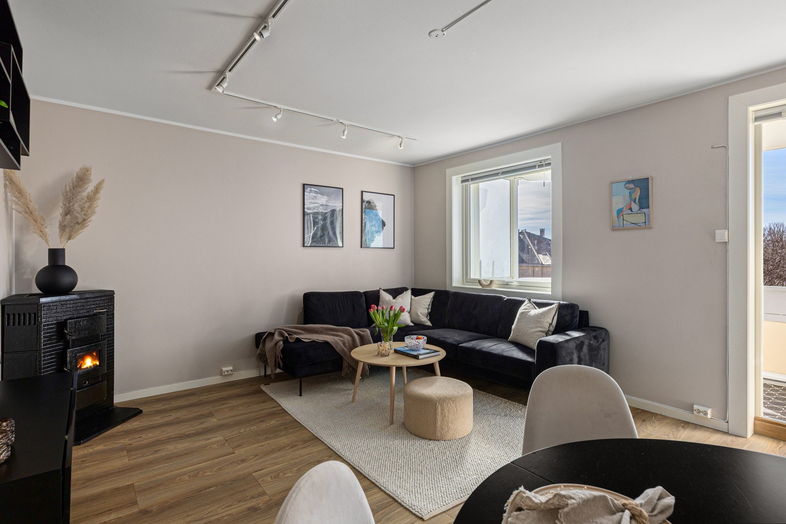 Luftig stue med flere muligheter for møblering. Nye vinduer og balkongdør 2020. Galleribilde