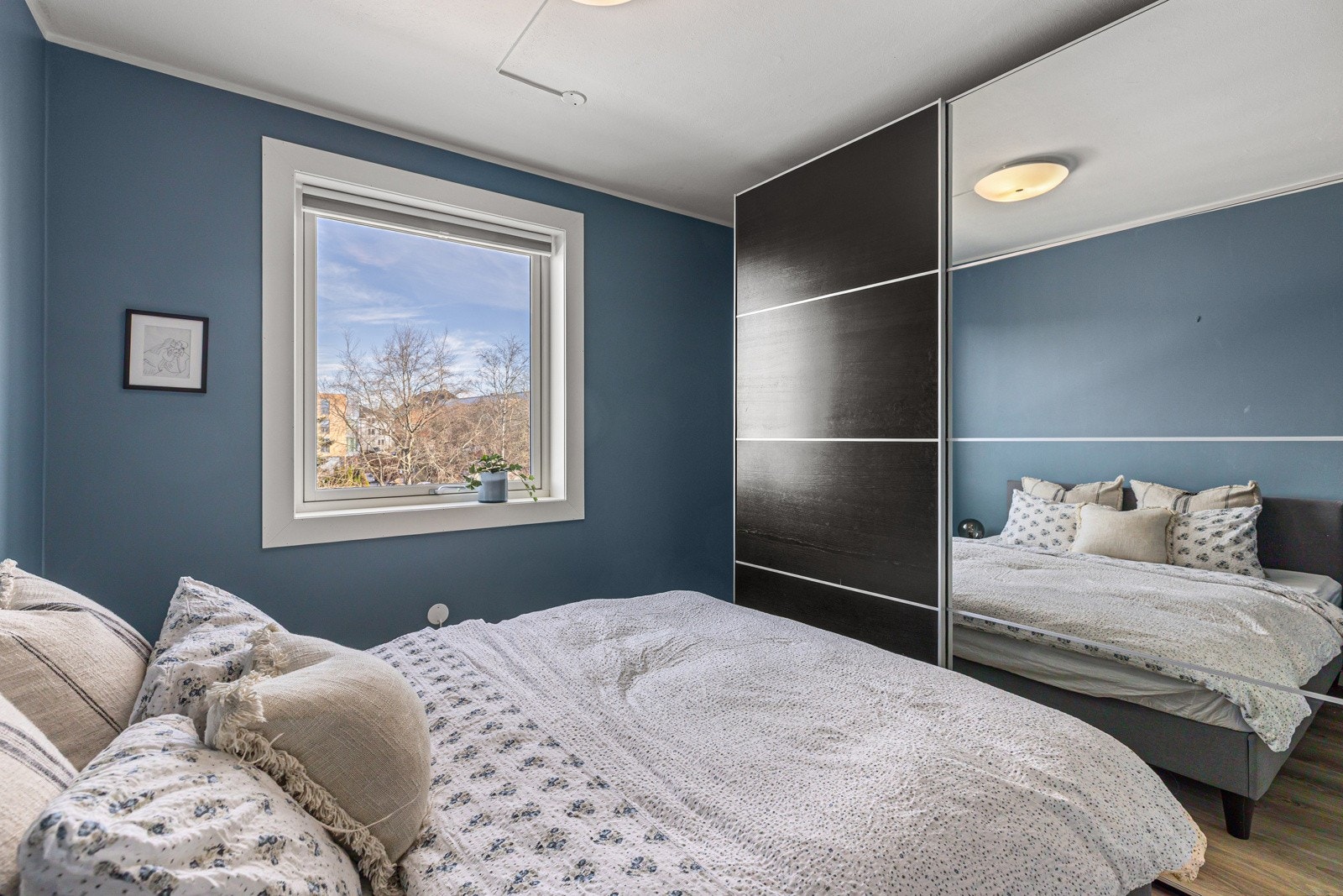 Skyvedørsgarderobe langs den ene veggen, nye vinduer 2020 Galleribilde