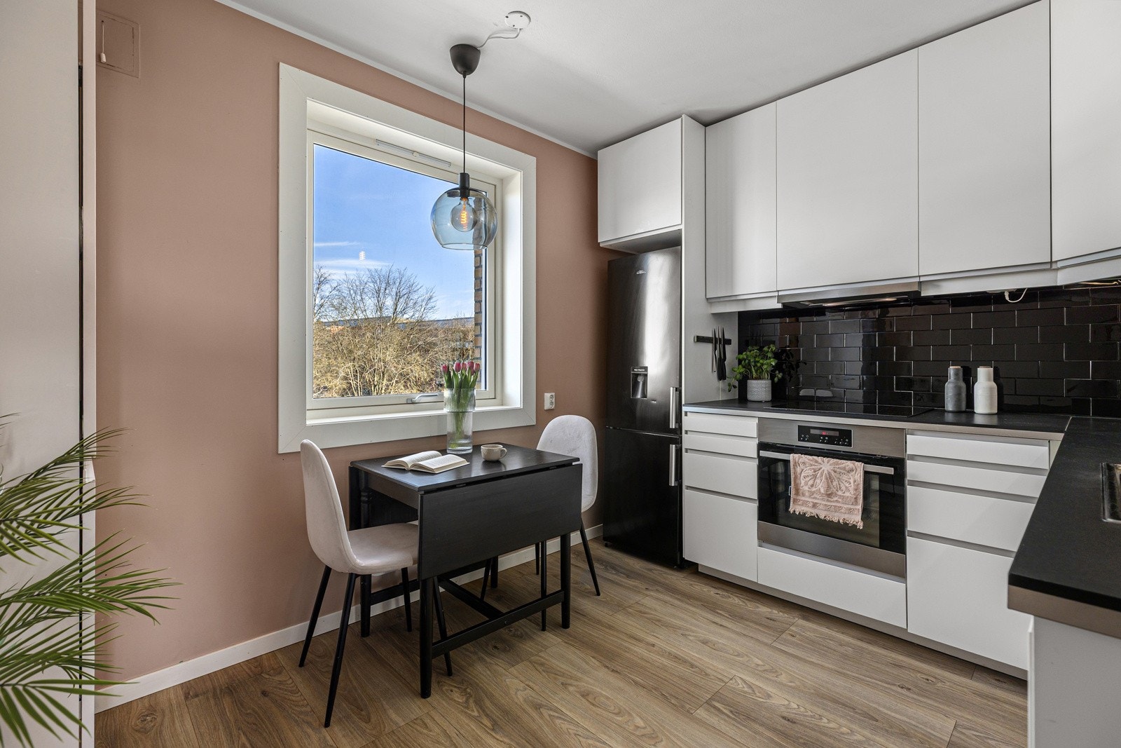 Plass til kjøkkenbord ved vindu Galleribilde