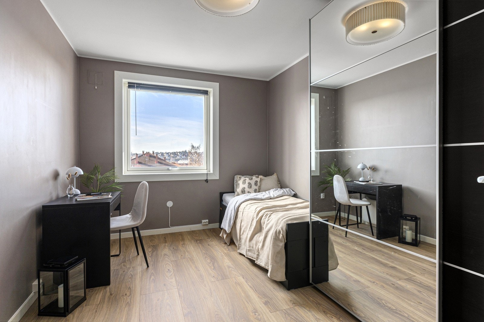 Romslig soverom 2 med gjesteseng og mulighet for hjemmekontor Galleribilde