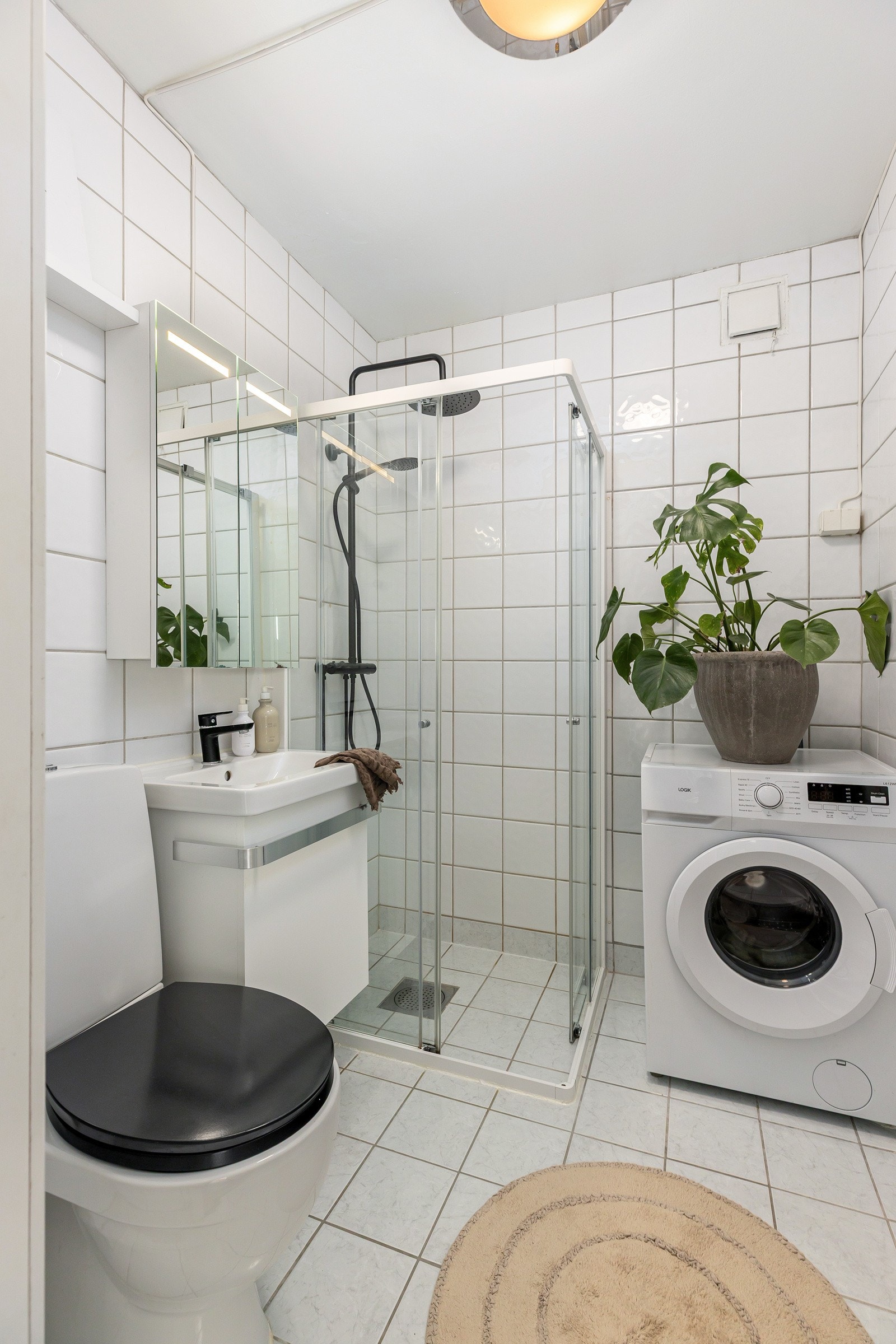 Heldekkende servant m underskap, dusj, vaskesøyle, gulvstående toalett nytt 2016 Galleribilde