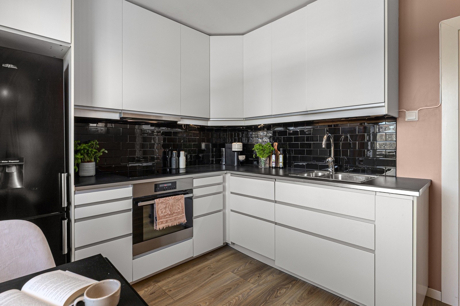 Integrerte hvitevarer - rikelig med benkeplass Galleribilde