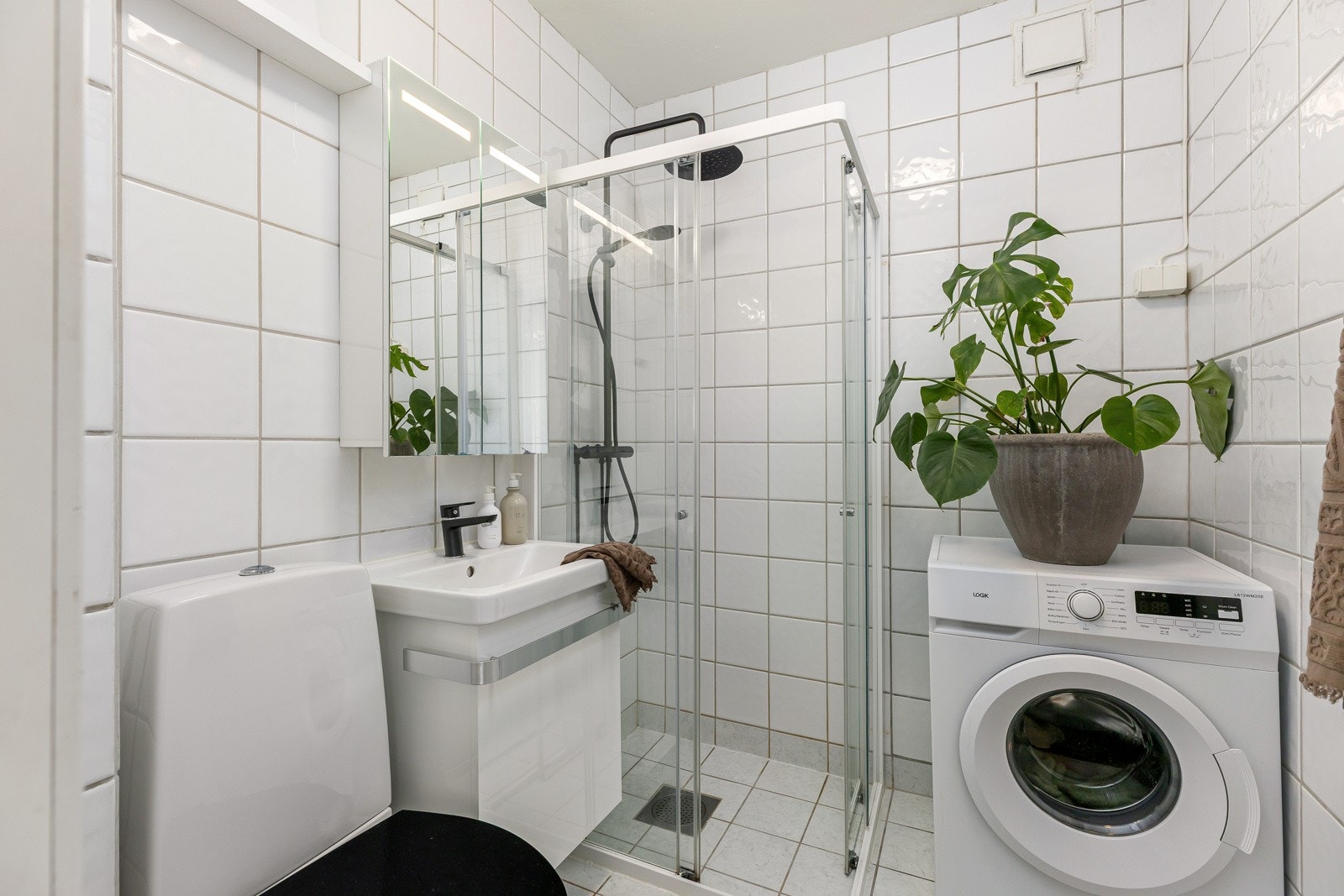 Flislagt bad fra 2000/01 - oppgradert med innredning i 2016 og dy dusj samt blandebatteri i 2021 Galleribilde