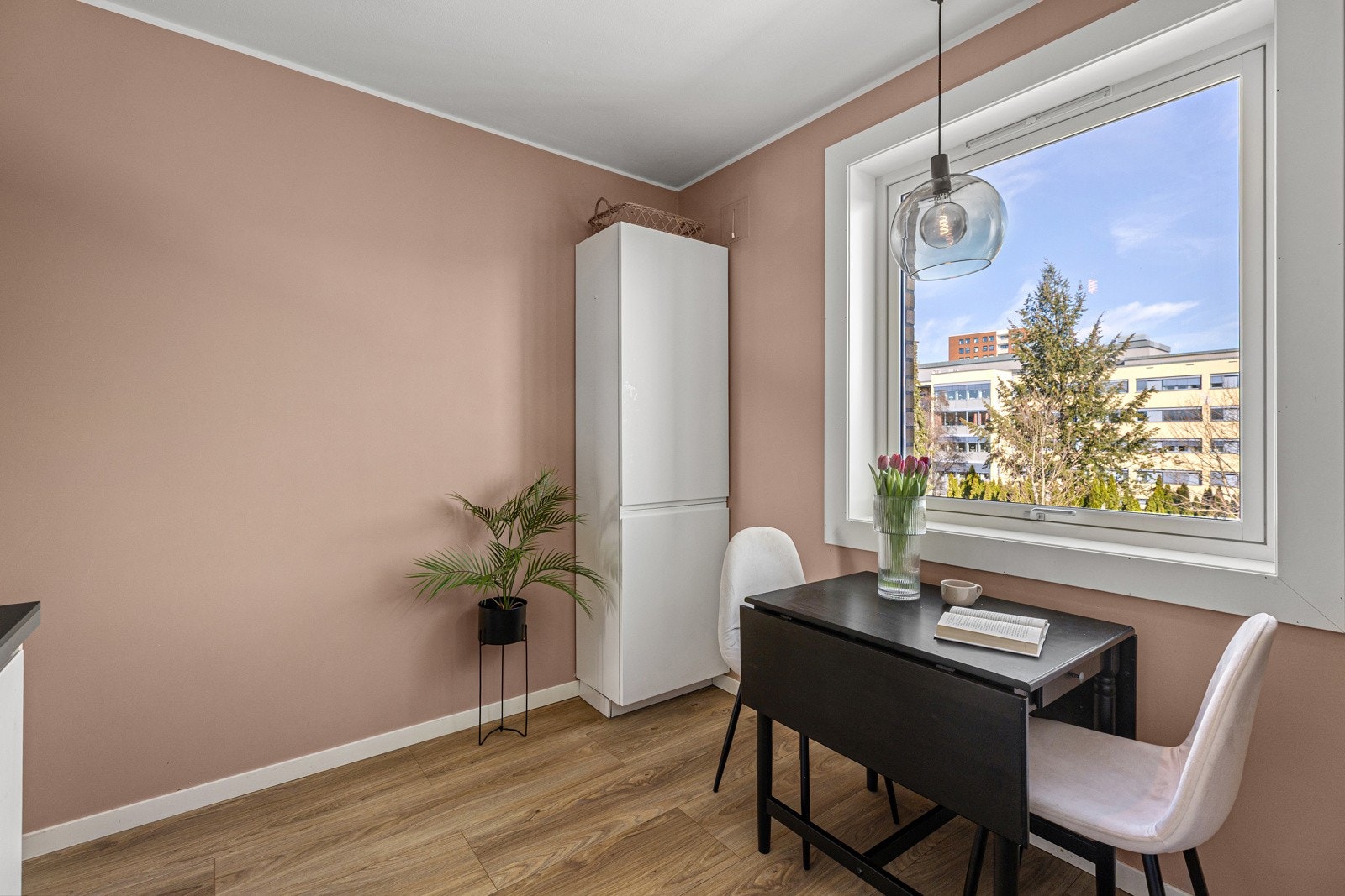 Kjøkken der solen titter inn igjennom vinduet på morgenen Galleribilde