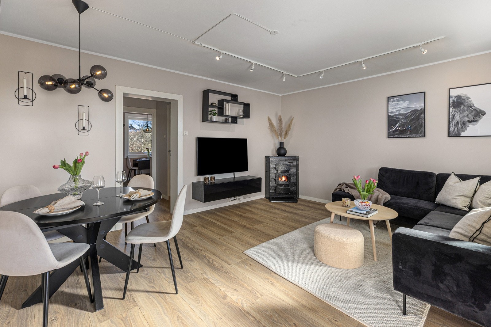 Klassisk vedkamin, god plass til spiserbord Galleribilde