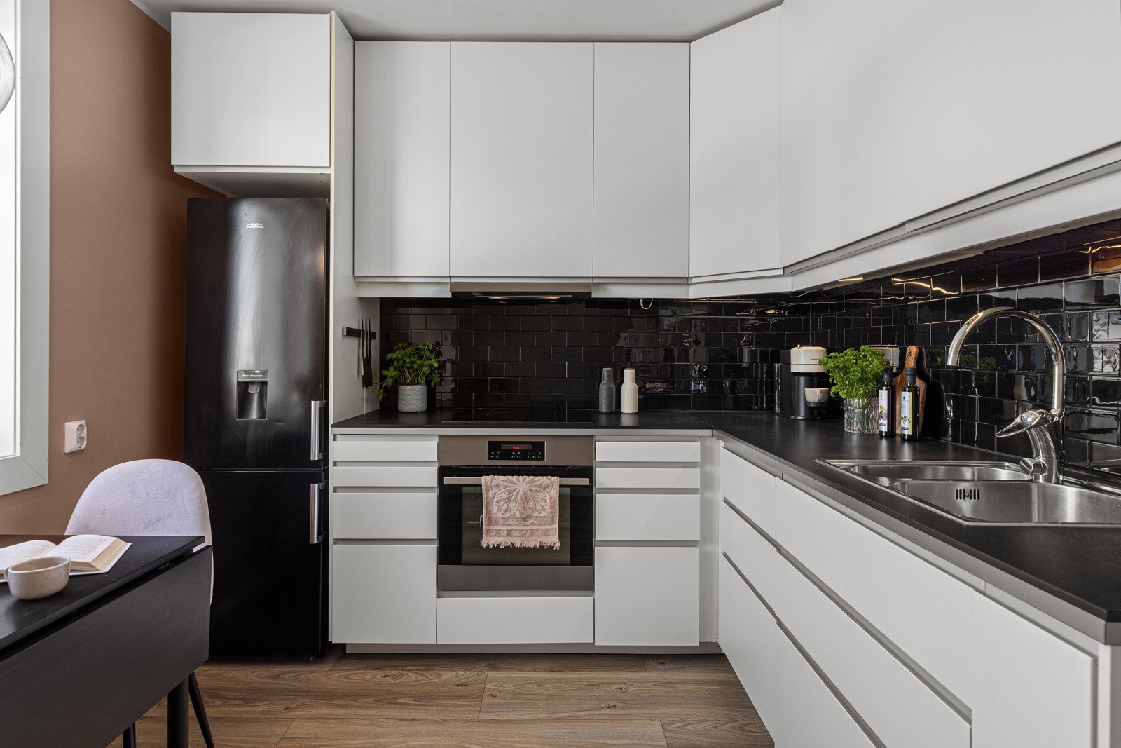 God benke og lagringsplass Galleribilde