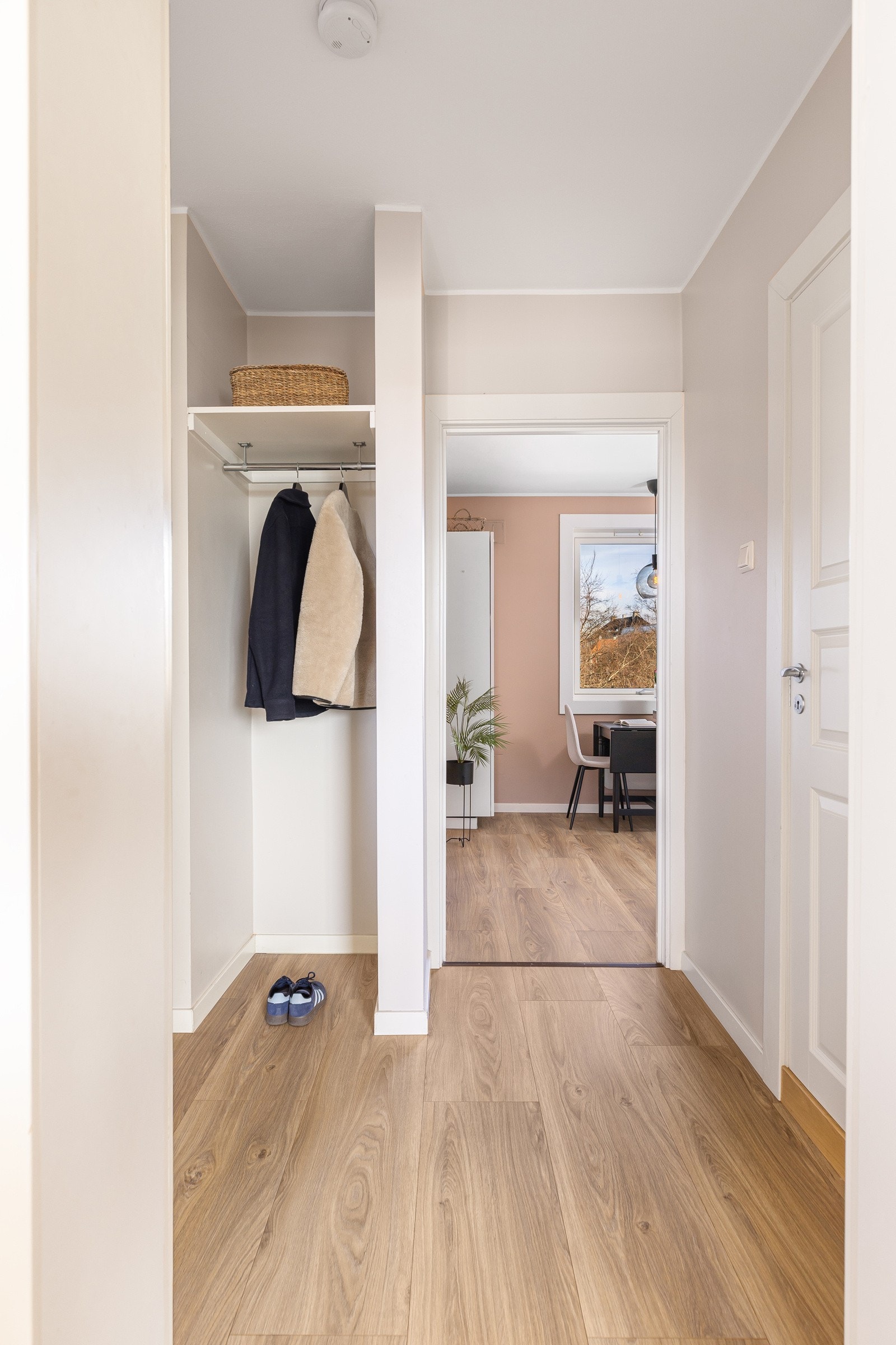 Åpen garderobe i entré Galleribilde