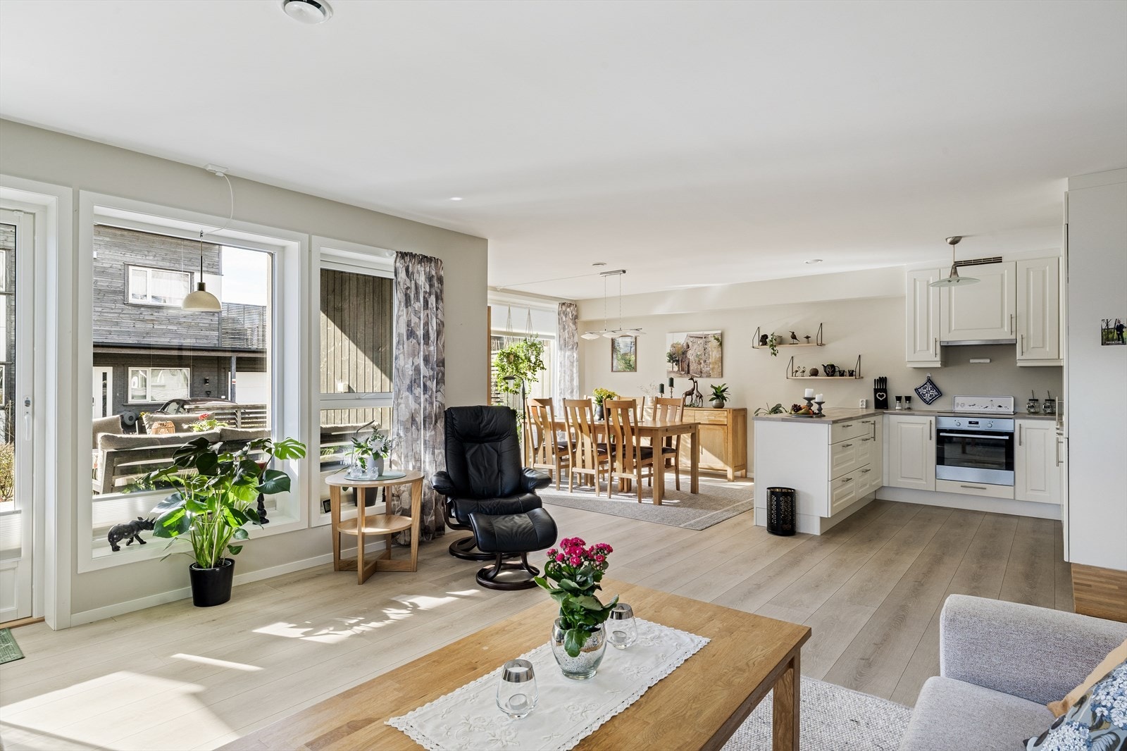 Lys, pen stue met utgang til stor solrik terrasse/hage. Galleribilde