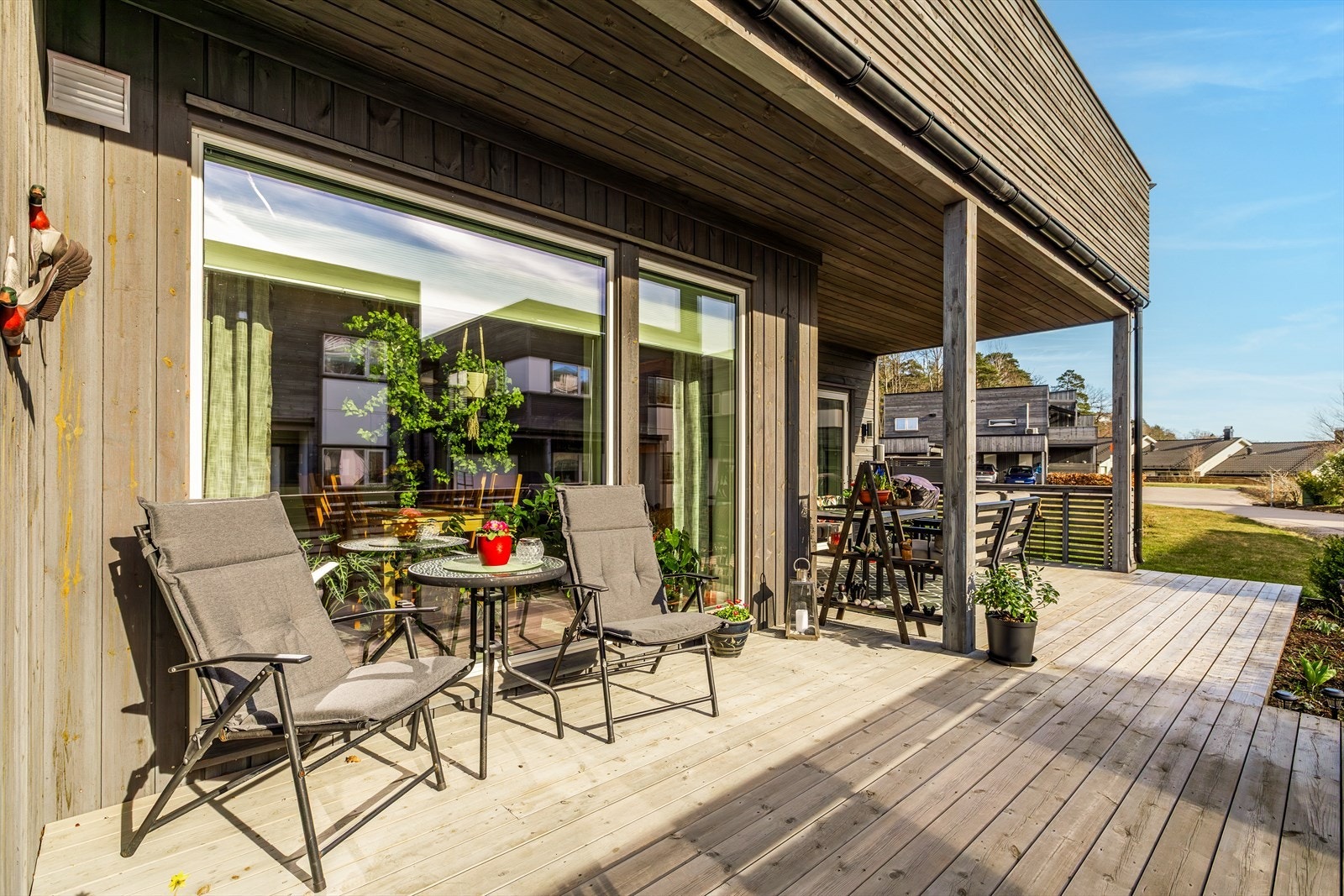 Stor, solrik uteplass/terrasse Galleribilde
