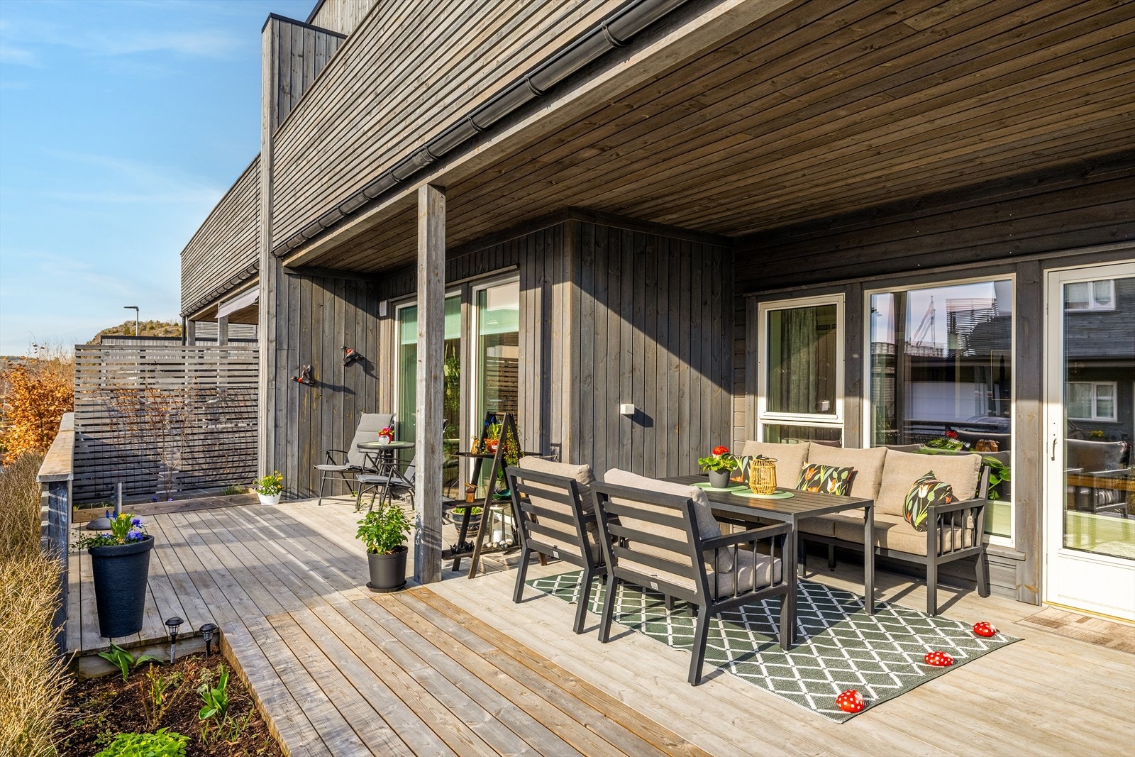 Stor, solrik uteplass/terrasse - delvis overbygget Galleribilde