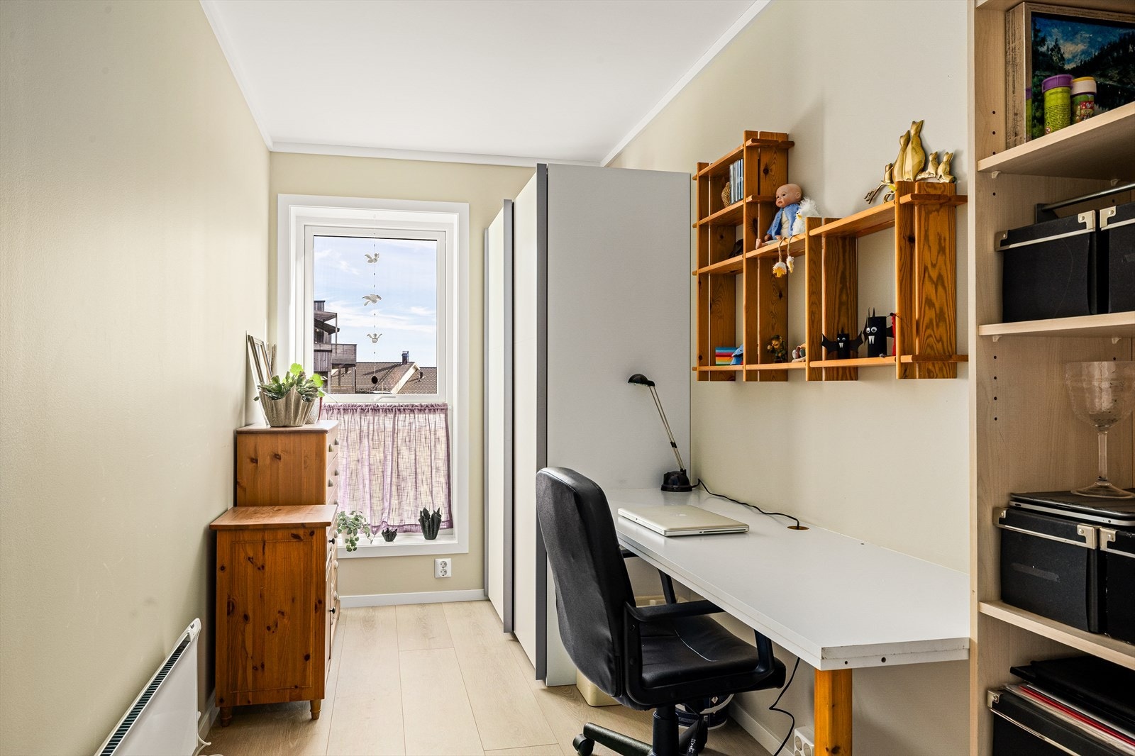 Rommet passer perfekt som barnerom, gjesterom eller kontor. Galleribilde