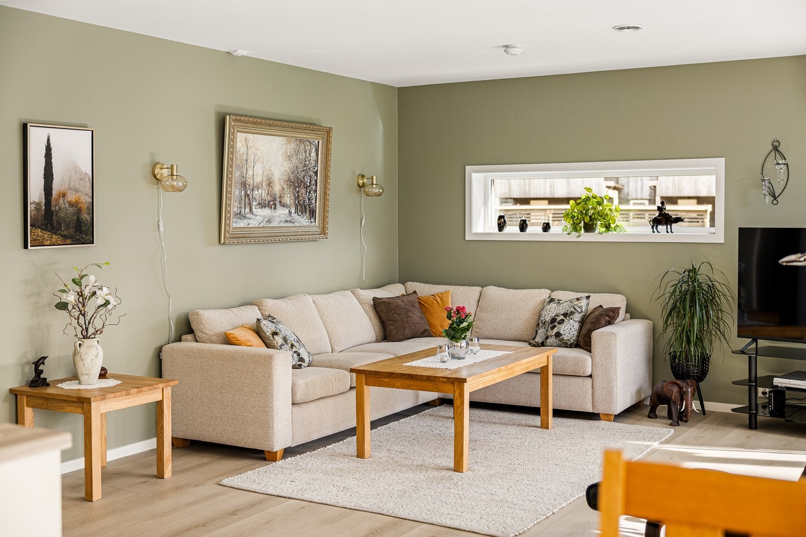 I stuen er det plass til en romslig sofagruppe med tilhørende salongbord og underholdningsavdeling. Galleribilde
