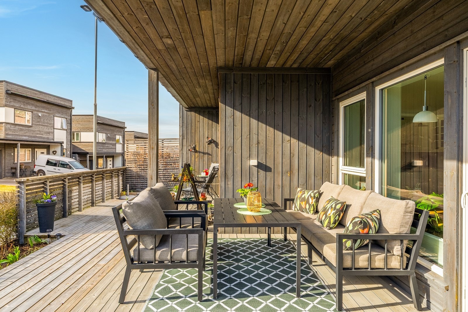 Stor, solrik uteplass/terrasse Galleribilde