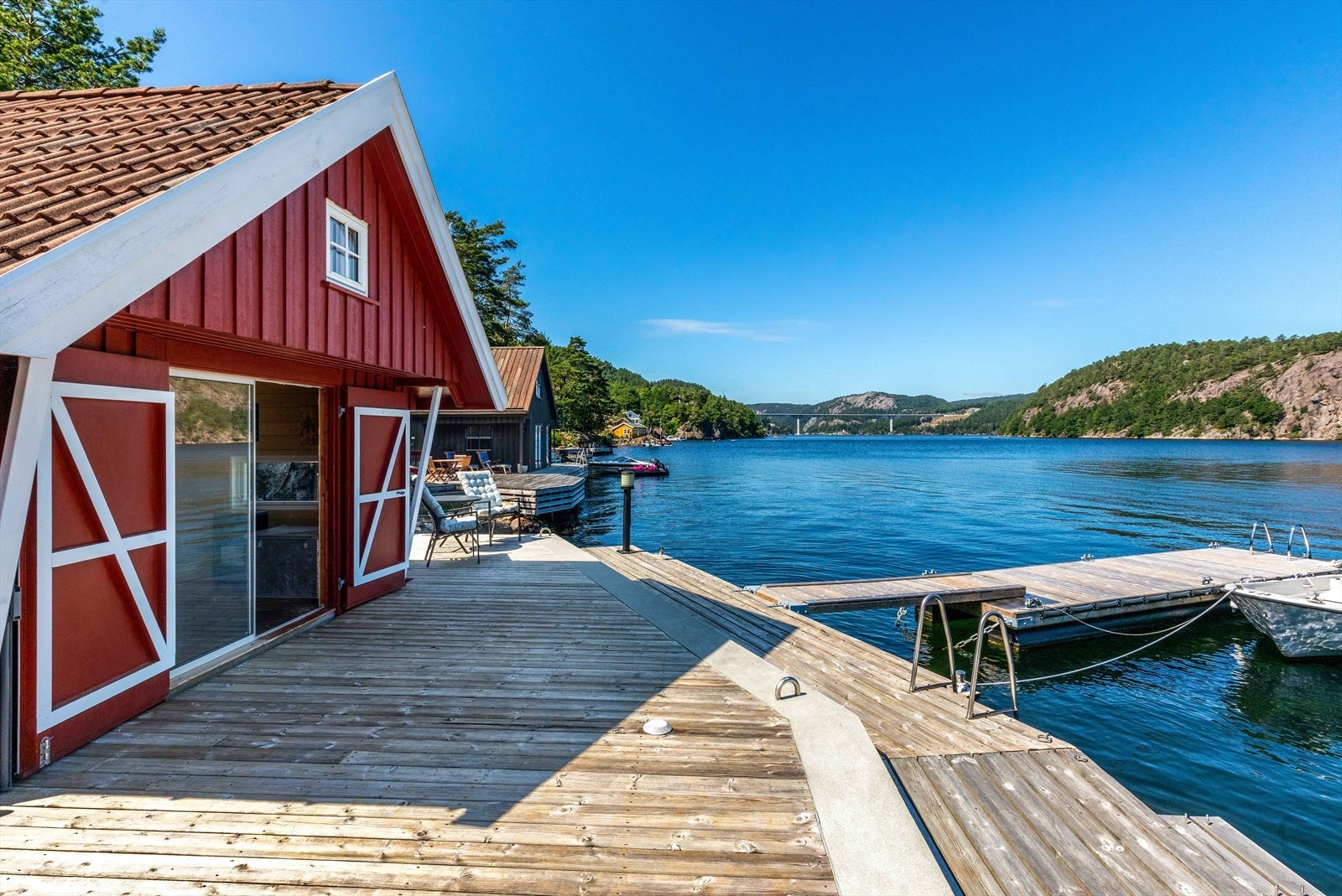 Idyllisk sjøbu med fantastisk utsikt, stor brygge og solrik terrasse. Perfekt for avslappende dager ved vannet. Galleribilde