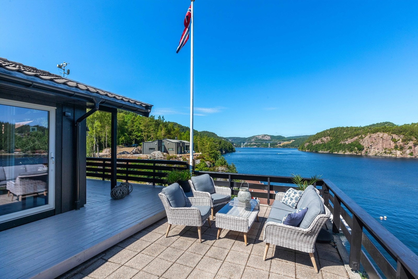 Sørmegleren ved Jon Andreas Røsstad har gleden av å ønske deg velkommen til dette flotte landstedet i Frøyslandsveien 22 i Trysfjorden i Søgne ! Galleribilde