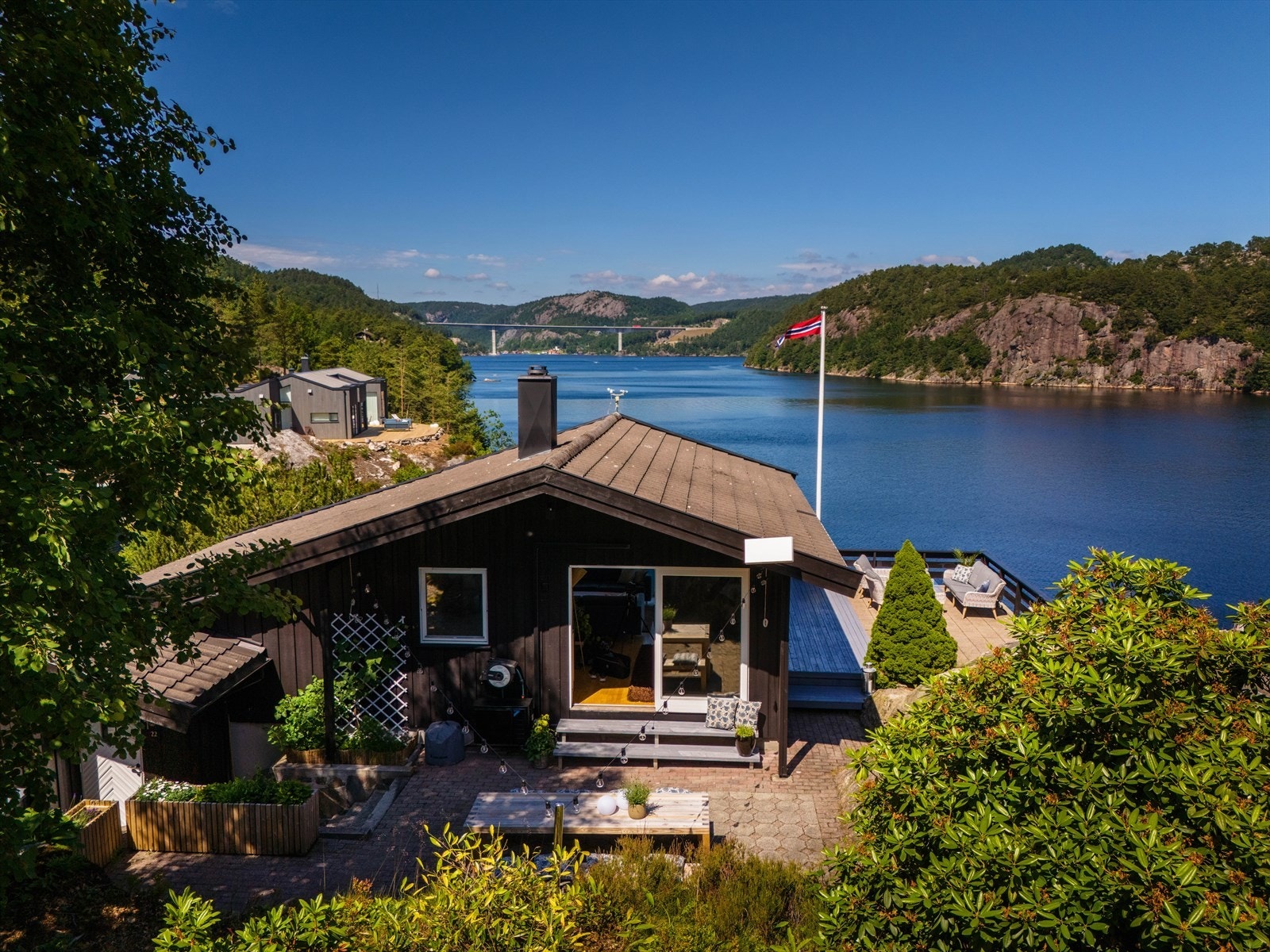 Fritidsboligen ligger på det blide Sørlandet fritt og usjenert med fantastisk utsikt til Trysfjorden. Galleribilde