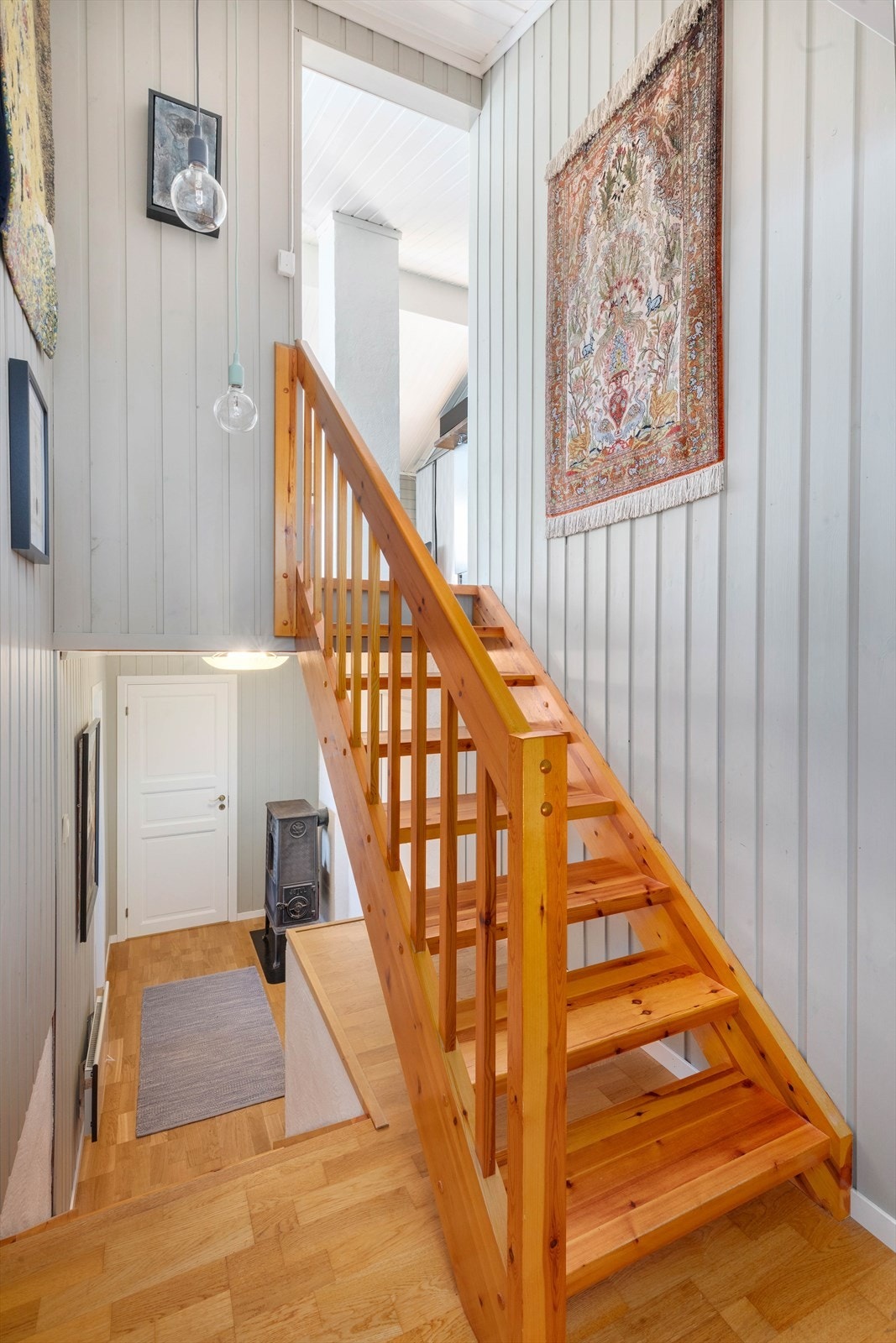 Trapp opp til stue og kjøkken og trapp ned til u.etasjen med 2 soverom og bod Galleribilde