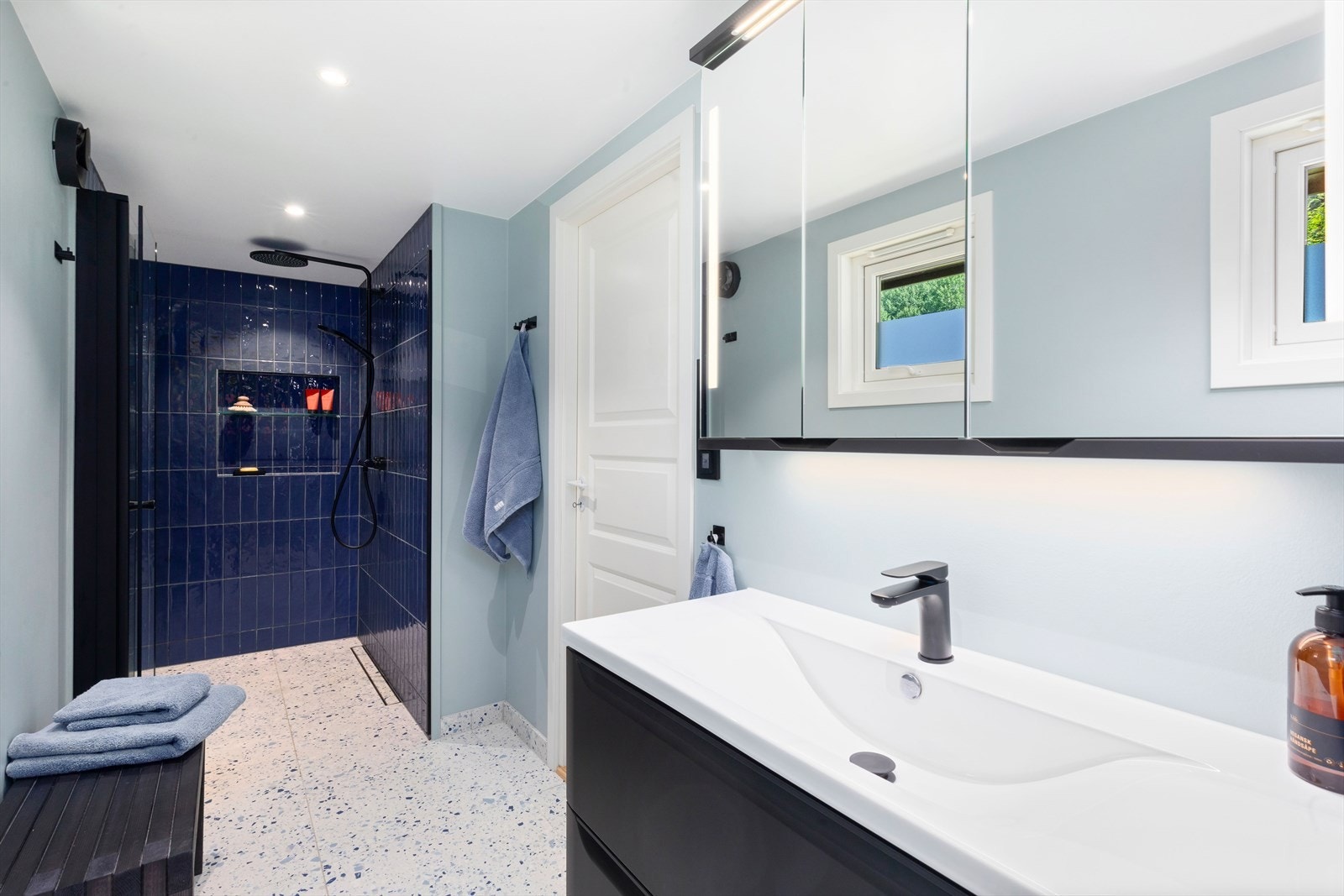 Pent og romslig bad nytt i 2022 med dusj, vask med innredning og veggheng toalett Galleribilde