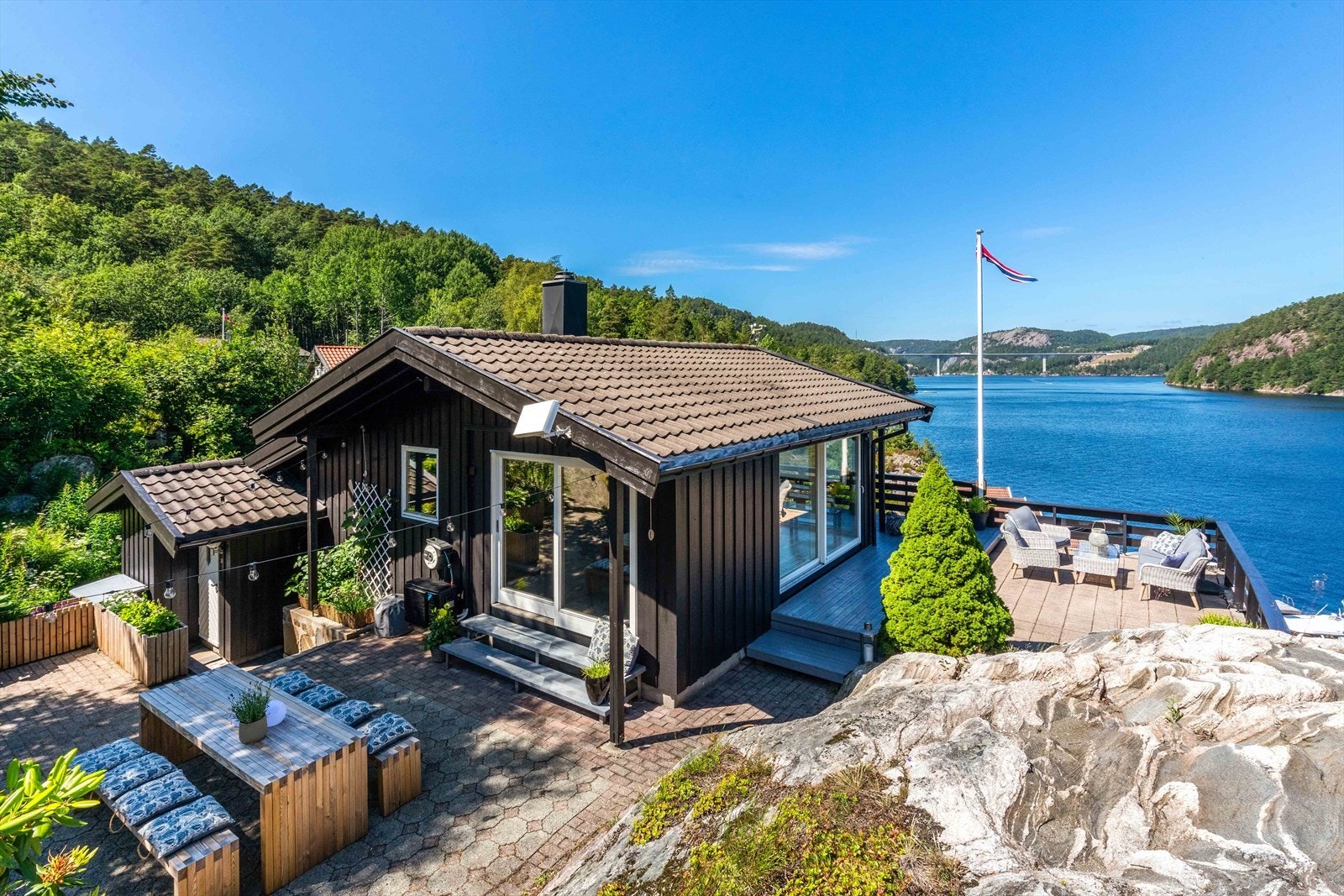 Sørmegleren ved Jon Andreas Røsstad har gleden av å ønske deg velkommen til dette flotte landstedet i Frøyslandsveien 22 i Trysfjorden i Søgne ! Galleribilde