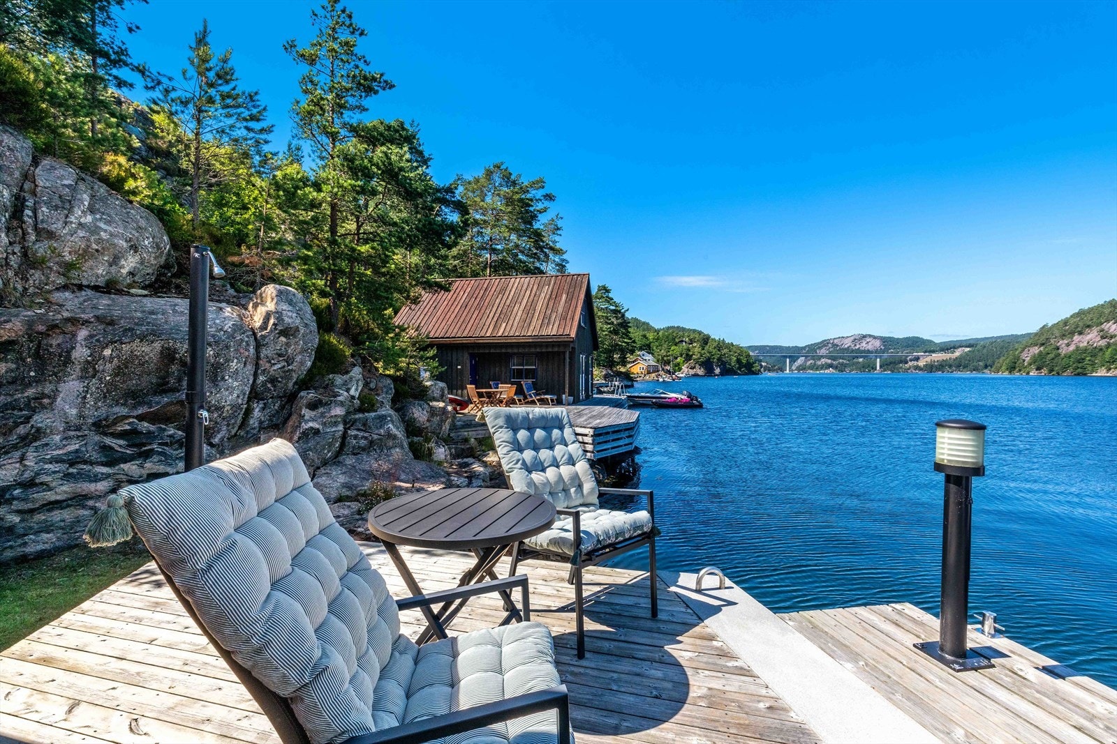 Vakkert beliggende ved vannkanten med privat brygge. Nyt solrike dager i fredelige omgivelser, perfekt for avslapning og rekreasjon. Galleribilde