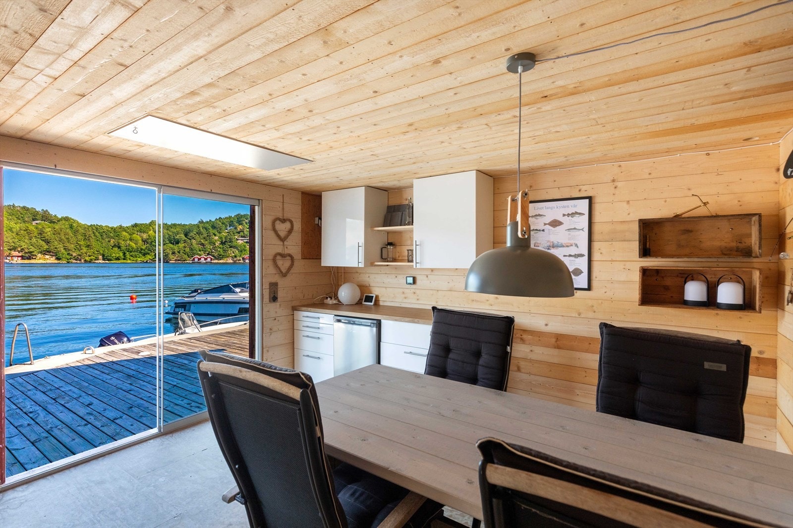 Innredet sjøbod (ikke godkjent til varig opphold) Galleribilde