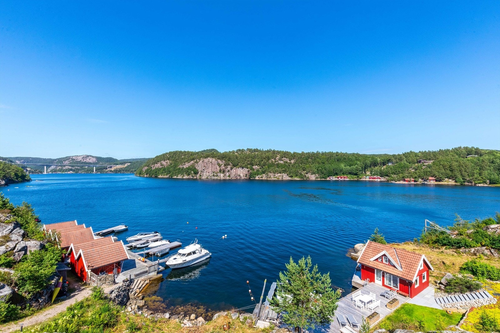 Fritidsboligen ligger for seg selv, så her kan man nyte hyttedrømmen fullt ut Galleribilde