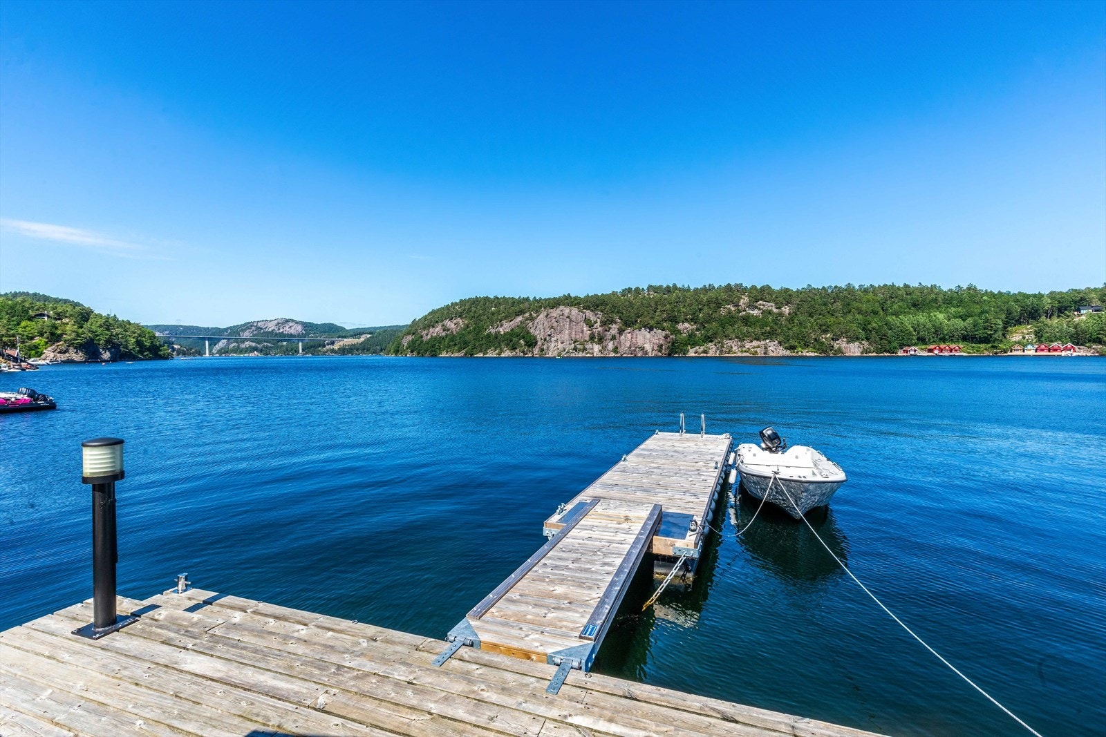 Flytebrygge og båt medfølger ikke salget Galleribilde