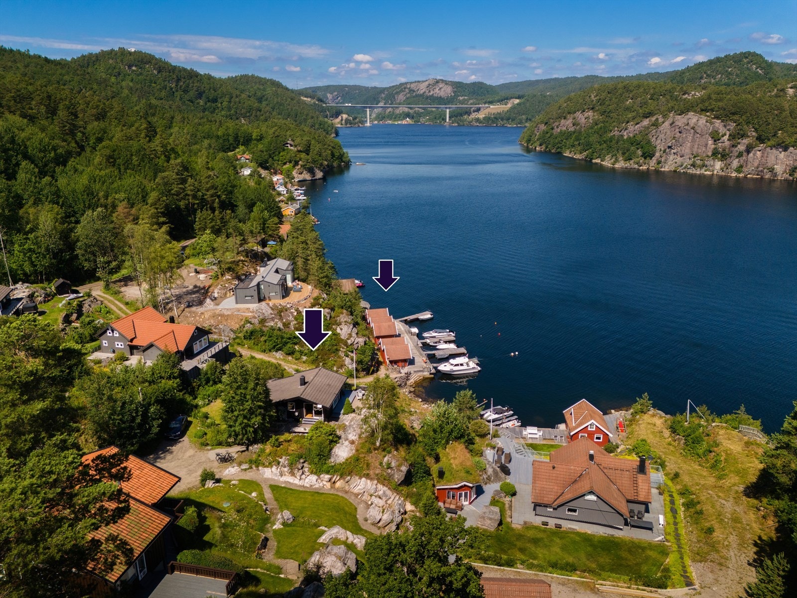 Sammen med fritidsboligen får du tilhørende brygge, båtplass og sjøbod samt 4 p-plasser Galleribilde