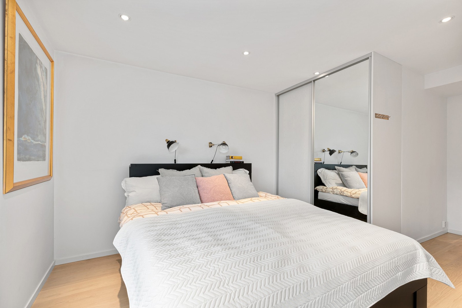 Hovedsoverom med plass for en romslig dobbeltseng og skyvedørsgarderobe Galleribilde