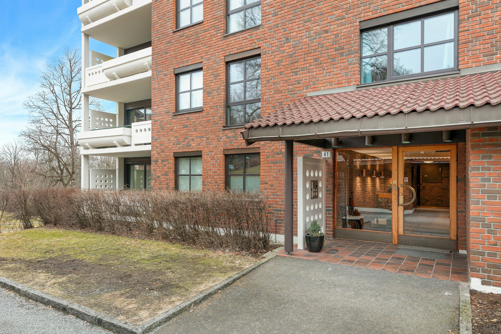 Leiligheten har adkomst via felles overbygget inngangsparti Galleribilde